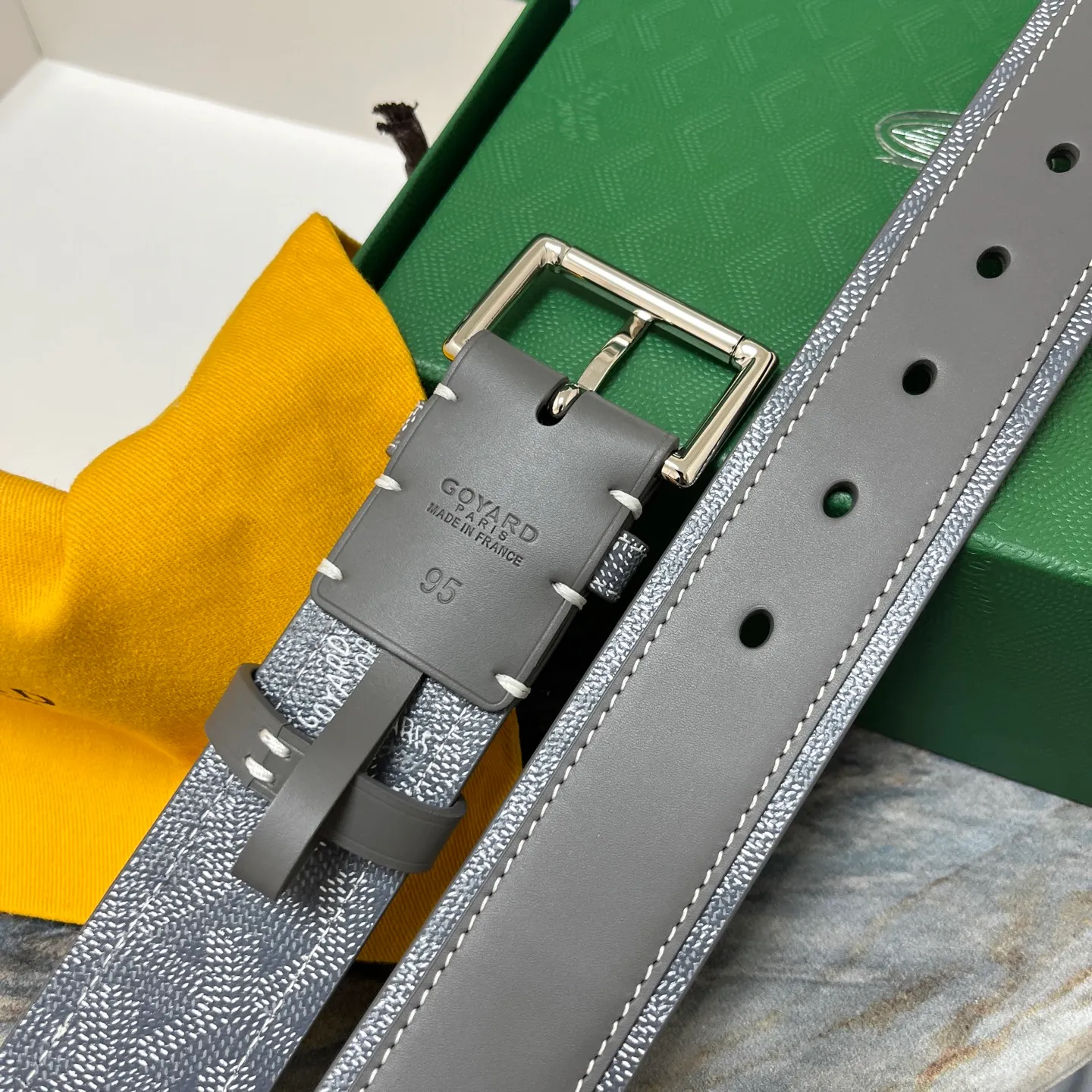 💰520💰Full package💰 💍Purchase level Goya belt is low-key luxury 🎈Width 4.0 Made of imported first-layer cowhide and dogtooth coated canvas The leather is soft and durable Handmade Pay attention to details Fine stitching Smooth edges Classic design Versatility Suitable for various occasions