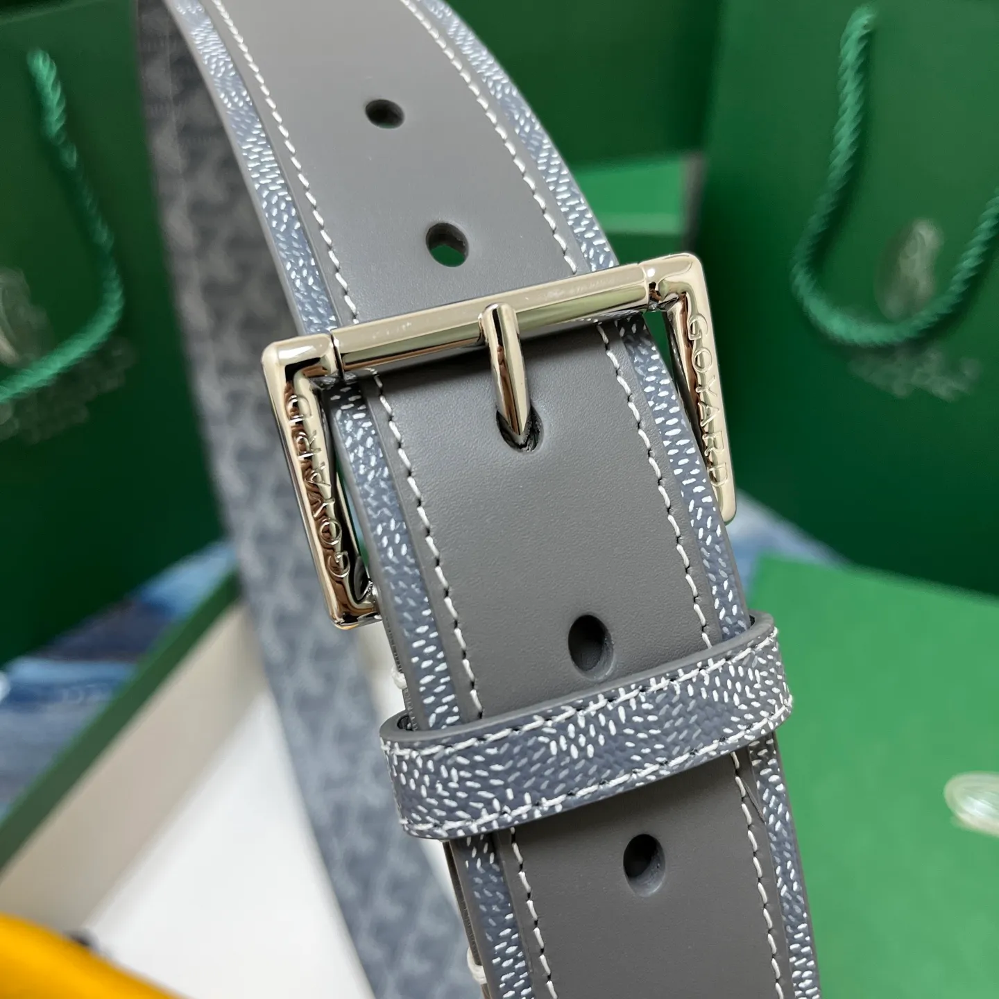 💰520💰Full package💰 💍Purchase level Goya belt is low-key luxury 🎈Width 4.0 Made of imported first-layer cowhide and dogtooth coated canvas The leather is soft and durable Handmade Pay attention to details Fine stitching Smooth edges Classic design Versatility Suitable for various occasions