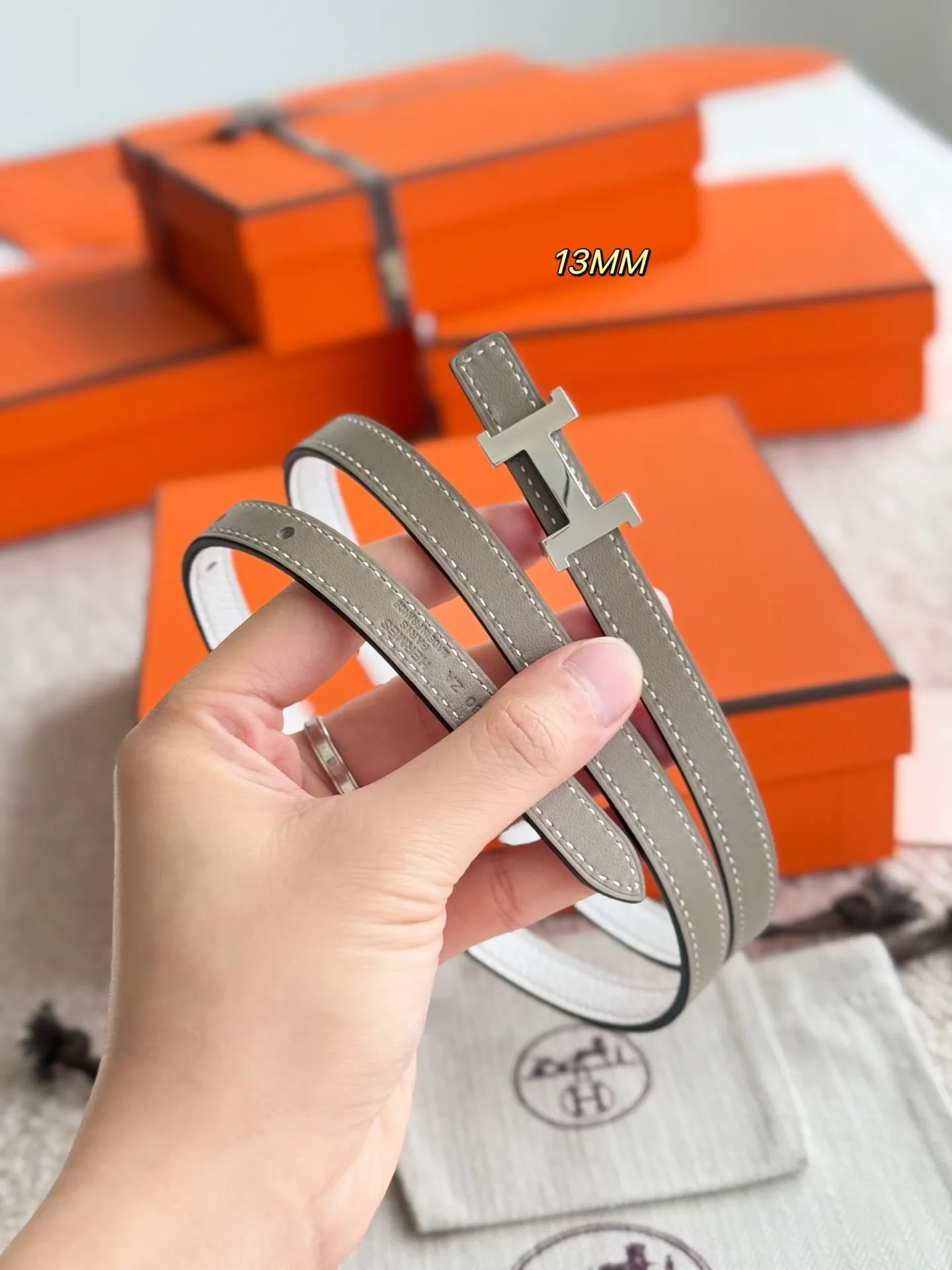💰420💰Full package💰 💍Purchase level Hermès boutique Mini Constance Premium stainless steel hardware with steel stamp and imported Epsom leather Width 13MM Hermes women's belt is highly praised for its exquisite craftsmanship, high-quality materials and classic design. It is the top choice for women's belts. It is simple and elegant. The product has a delicate feel. It is not only a practical accessory, but also adds highlights to the overall look.