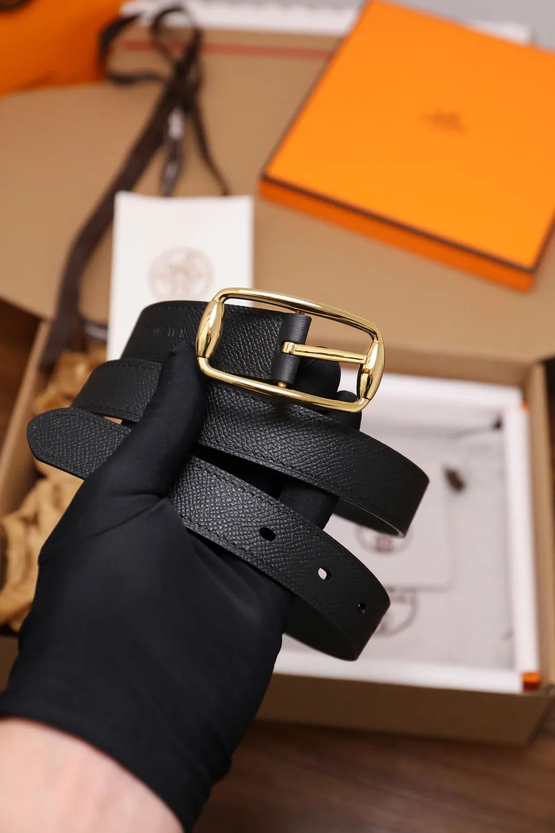 💰480💰Full package💰 💍Purchase level Hermès ⚡️🌹Latest spring and summer style Width 2.5CM Purely imported good leather, full-grain EP palm print leather, 2.0 thick calfskin base, no sandwich. The leather is soft and elastic, and the exquisitely designed belt can be used on both sides. Color: Black Elephant Gray Earthy Yellow Button: Gold Silver Size: 95-110cm