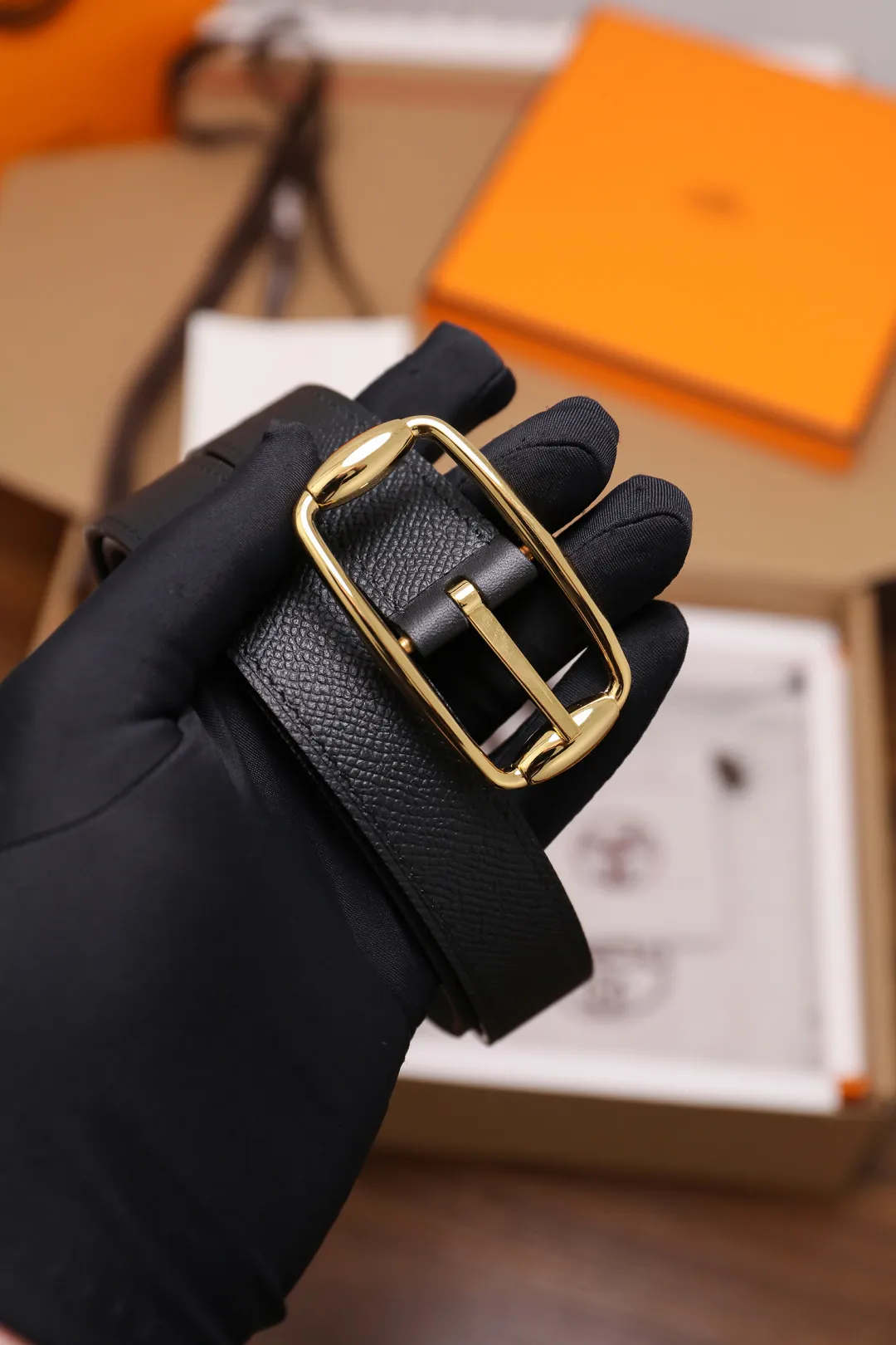 💰480💰Full package💰 💍Purchase level Hermès ⚡️🌹Latest spring and summer style Width 2.5CM Purely imported good leather, full-grain EP palm print leather, 2.0 thick calfskin base, no sandwich. The leather is soft and elastic, and the exquisitely designed belt can be used on both sides. Color: Black Elephant Gray Earthy Yellow Button: Gold Silver Size: 95-110cm