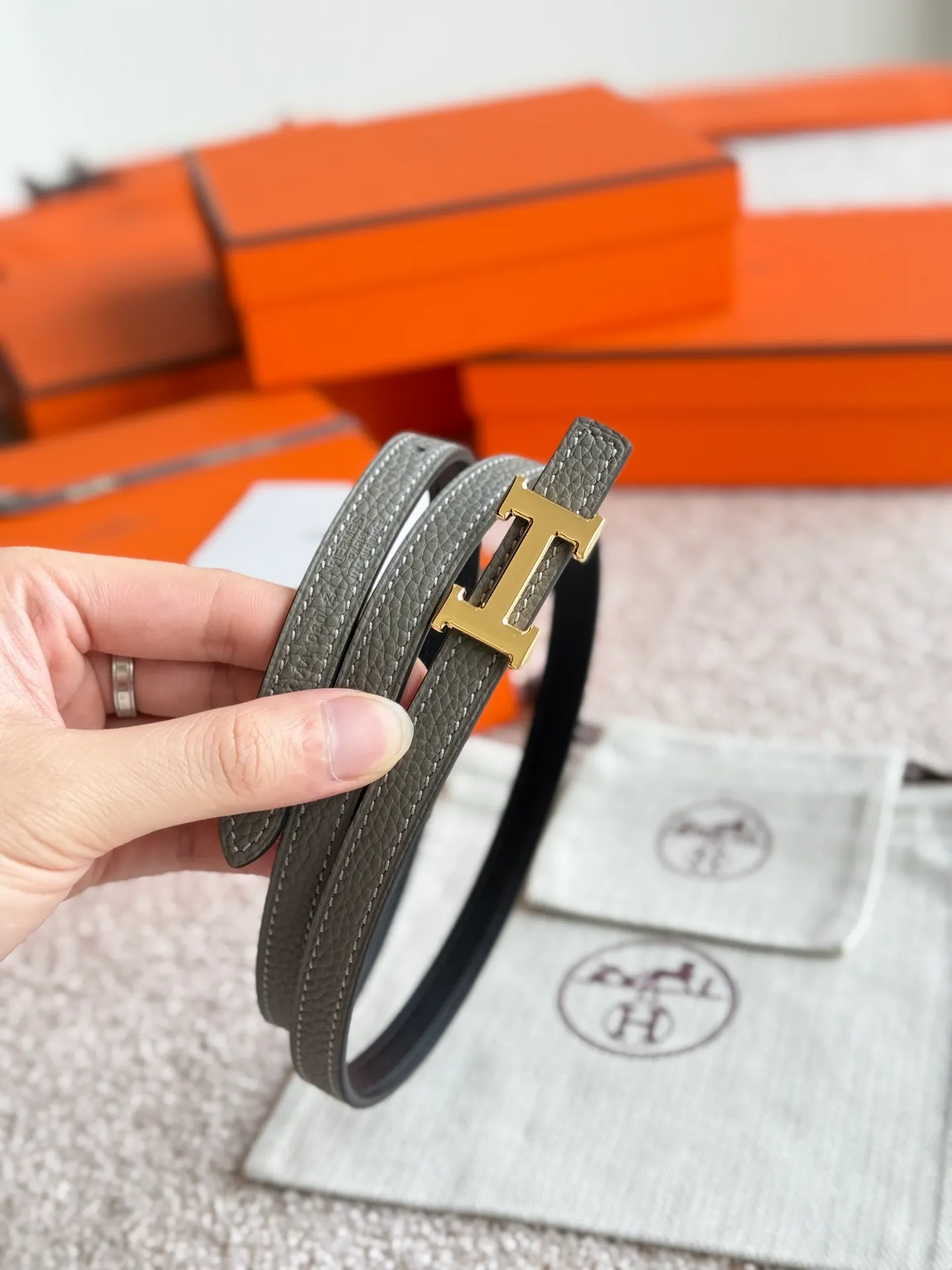 💰420💰Full package💰 💍Purchase level Hermès ⚡️🌹Mini H 5382 Fine hardware with imported togo leather Width 13MM Hermes women's belt is highly praised for its exquisite craftsmanship, high-quality materials and classic design. It is the top choice for women's belts. It is simple and elegant. The product has a delicate feel. It is not only a practical accessory, but also adds highlights to the overall look ♥️