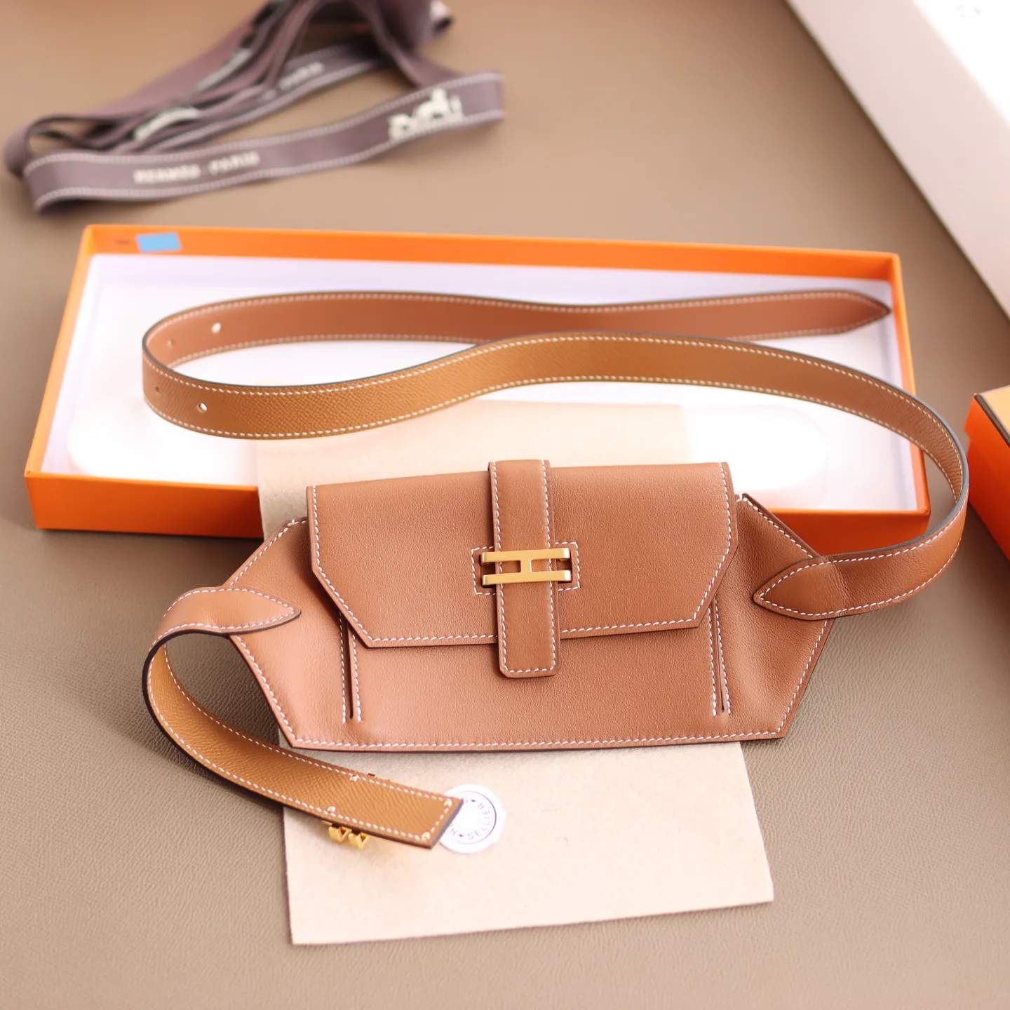 💰3320💰Full set of packaging💰 💍 HERMES original leather handmade ⚡️🌹waist bag/golden brown Elan Pocket 24～belt/size can hold Max large mobile phone, lipstick💄, ID, passport. In addition to being used as a waist bag, it can also be used as a cross-body bag and a chest bag. The size M leather is about 28-31 inches. There is room for length and you can punch holes if needed.