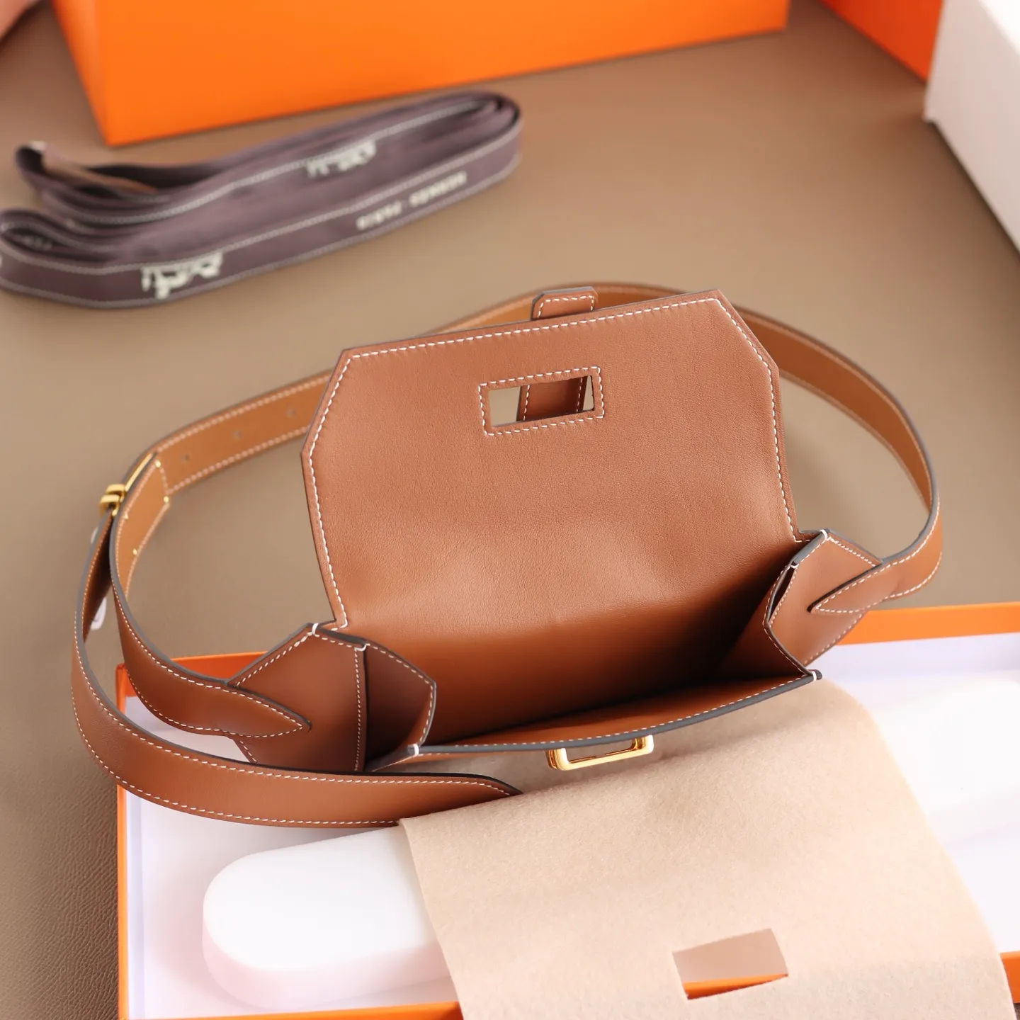 💰3320💰Full set of packaging💰 💍 HERMES original leather handmade ⚡️🌹waist bag/golden brown Elan Pocket 24～belt/size can hold Max large mobile phone, lipstick💄, ID, passport. In addition to being used as a waist bag, it can also be used as a cross-body bag and a chest bag. The size M leather is about 28-31 inches. There is room for length and you can punch holes if needed.