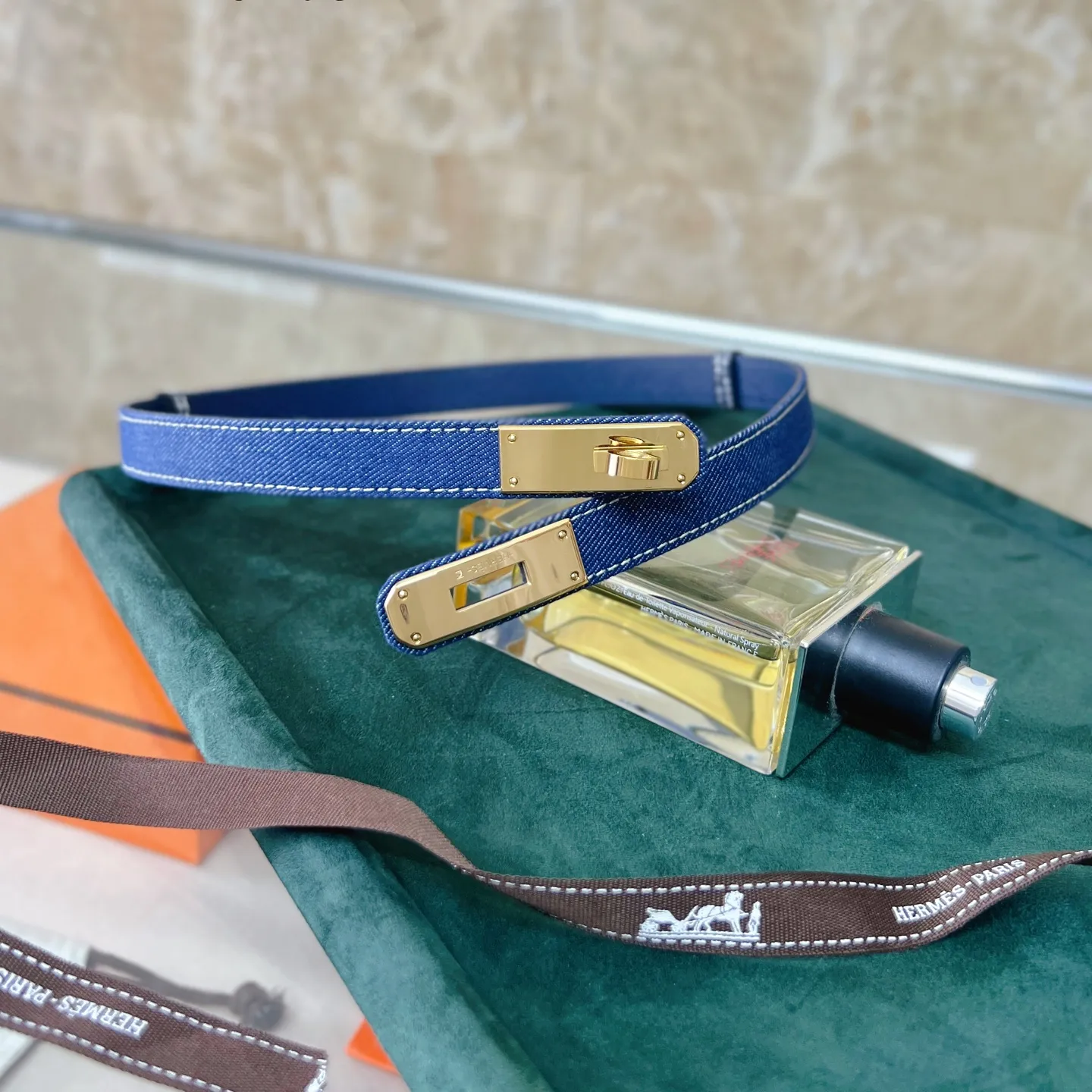 💰498💰Full package💰 💍Purchase grade Kelly Jean Hermès ⚡️Color Indigo/White/Navy Blue ⚡️Epsom calfskin and denim belt with palladium-plated Kelly belt buckle. With the clever adjustable design ⚡️ you can wear the belt around your waist or hips. Made in France.  ⚡️Width: 18mm | Adjustable size from 60cm to 100cm