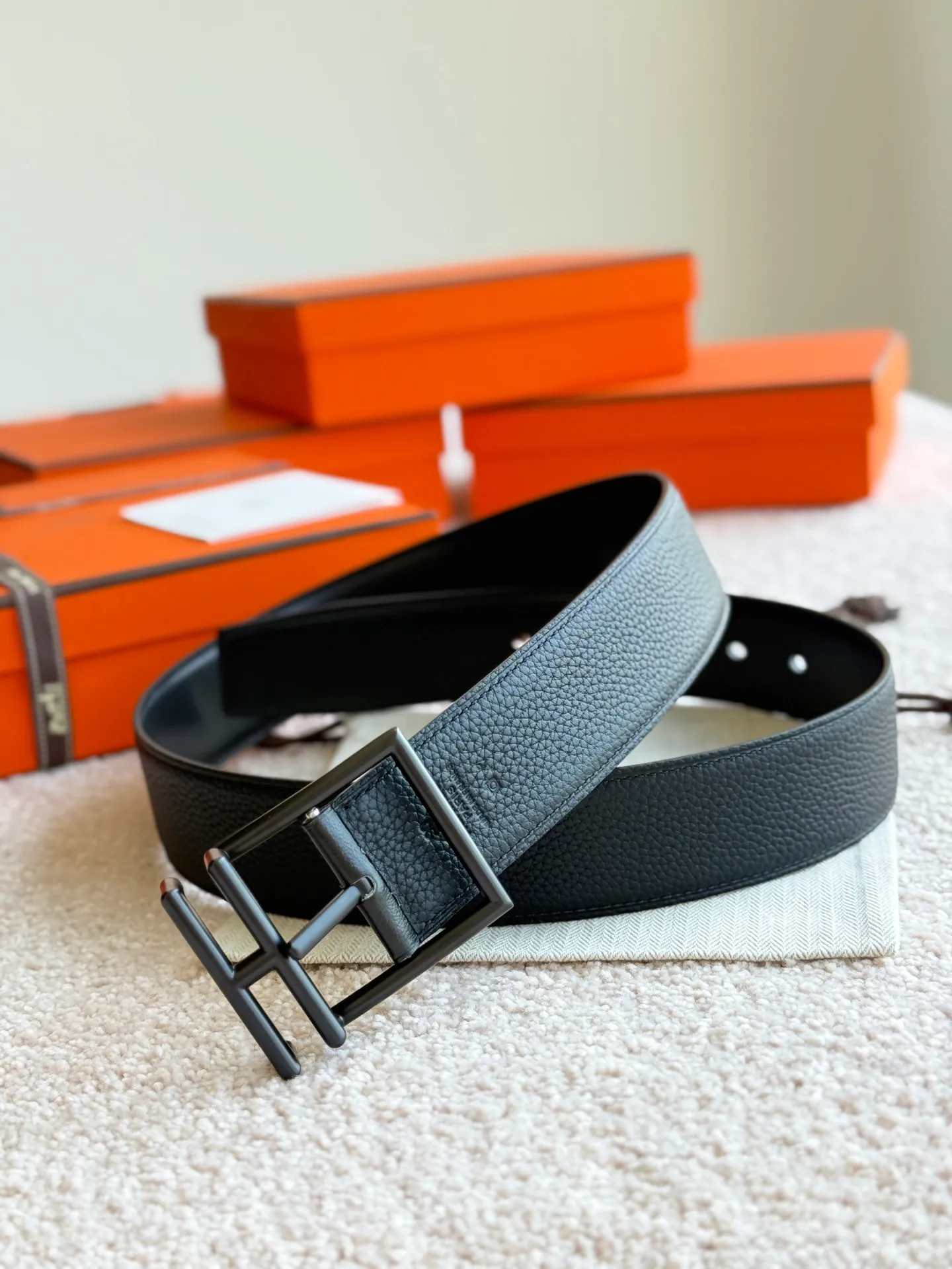 💰520💰Full set of packaging💰 💍Purchasing agent level Hermes⚡️🌹The counter sister recommends sharing Black Samurai belt, width 38mm, high-quality double-sided original leather with fine pin buckle, high-quality high-quality⚡️🌹Seiko production, detailed pictures, gold medal sales counter sister real-life shooting, high-end luxury