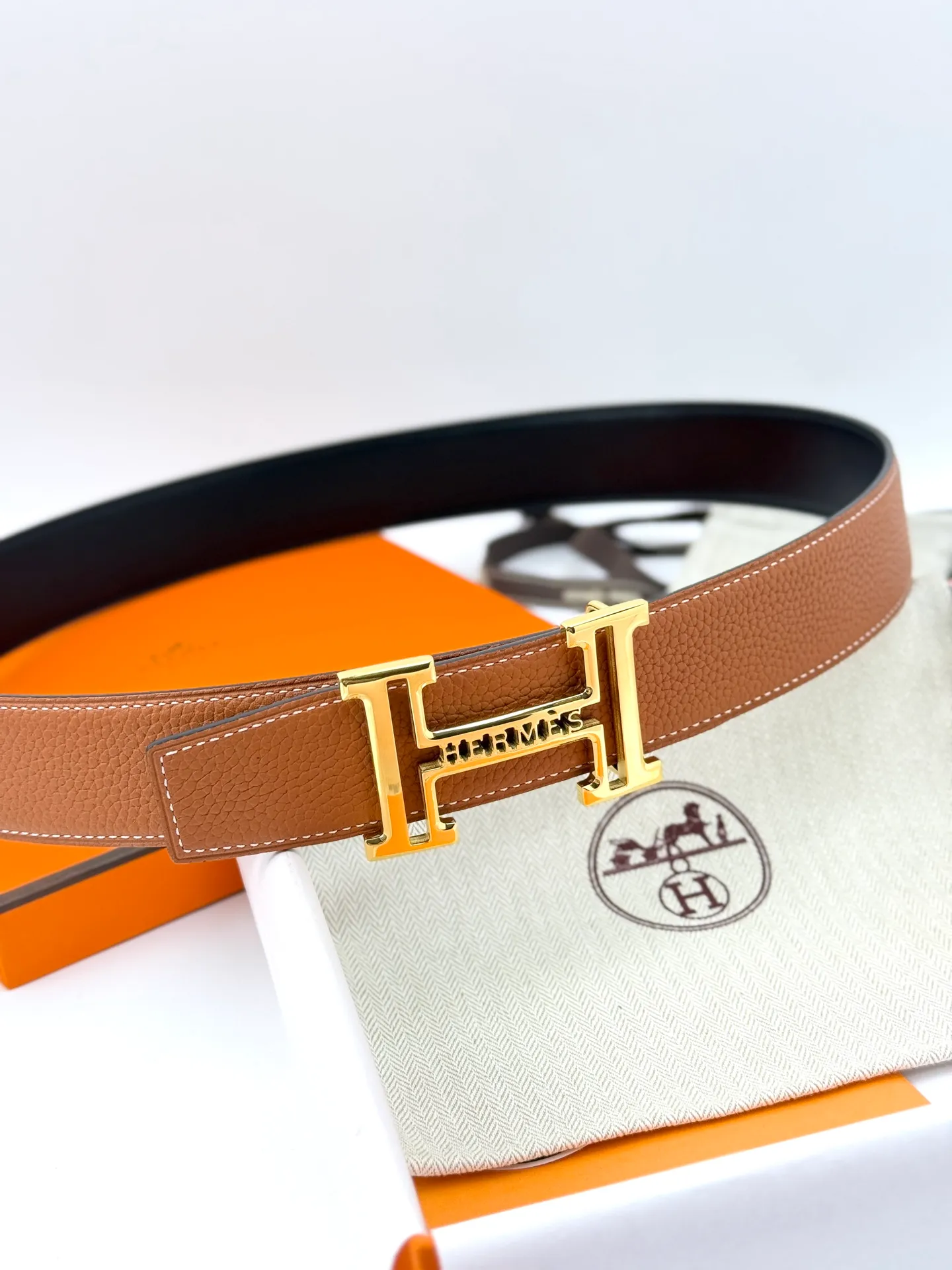 ❤️H 5382 Belt-Togo-38MM ❤️ 💰480💰Full package💰 💍Purchase level Hermès men's belts are highly respected for their exquisite craftsmanship, high-quality materials and classic designs, and are the top choice among men's fashion accessories. The most iconic design is the button with the "H" logo, which is simple, elegant and highly recognizable, suitable for business and leisure occasions. It is not only a practical accessory, but also a symbol of status and taste. Whether it is a business occasion or casual wear, it can add a sense of luxury and sophistication to the overall look.