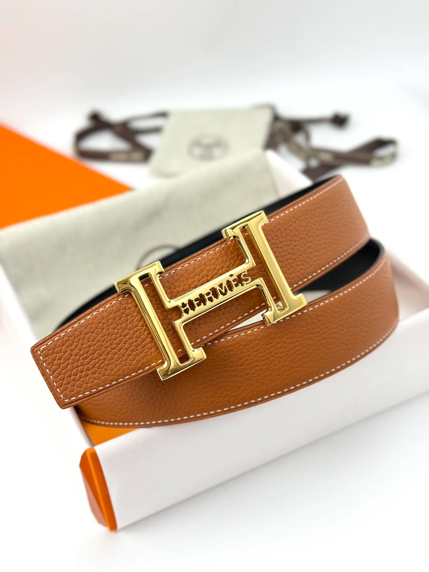 ❤️H 5382 Belt-Togo-38MM ❤️ 💰480💰Full package💰 💍Purchase level Hermès men's belts are highly respected for their exquisite craftsmanship, high-quality materials and classic designs, and are the top choice among men's fashion accessories. The most iconic design is the button with the "H" logo, which is simple, elegant and highly recognizable, suitable for business and leisure occasions. It is not only a practical accessory, but also a symbol of status and taste. Whether it is a business occasion or casual wear, it can add a sense of luxury and sophistication to the overall look.