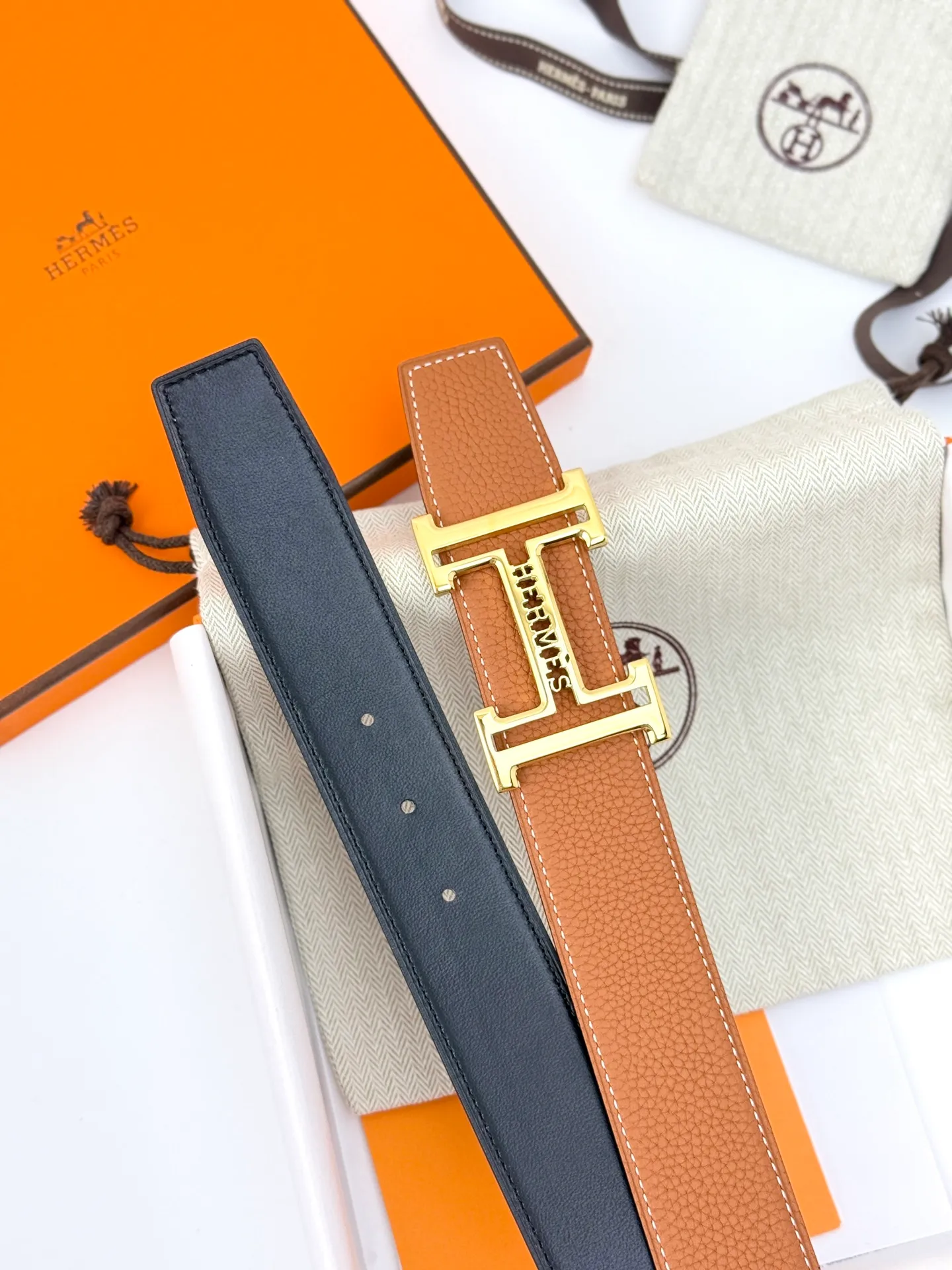 ❤️H 5382 Belt-Togo-38MM ❤️ 💰480💰Full package💰 💍Purchase level Hermès men's belts are highly respected for their exquisite craftsmanship, high-quality materials and classic designs, and are the top choice among men's fashion accessories. The most iconic design is the button with the "H" logo, which is simple, elegant and highly recognizable, suitable for business and leisure occasions. It is not only a practical accessory, but also a symbol of status and taste. Whether it is a business occasion or casual wear, it can add a sense of luxury and sophistication to the overall look.
