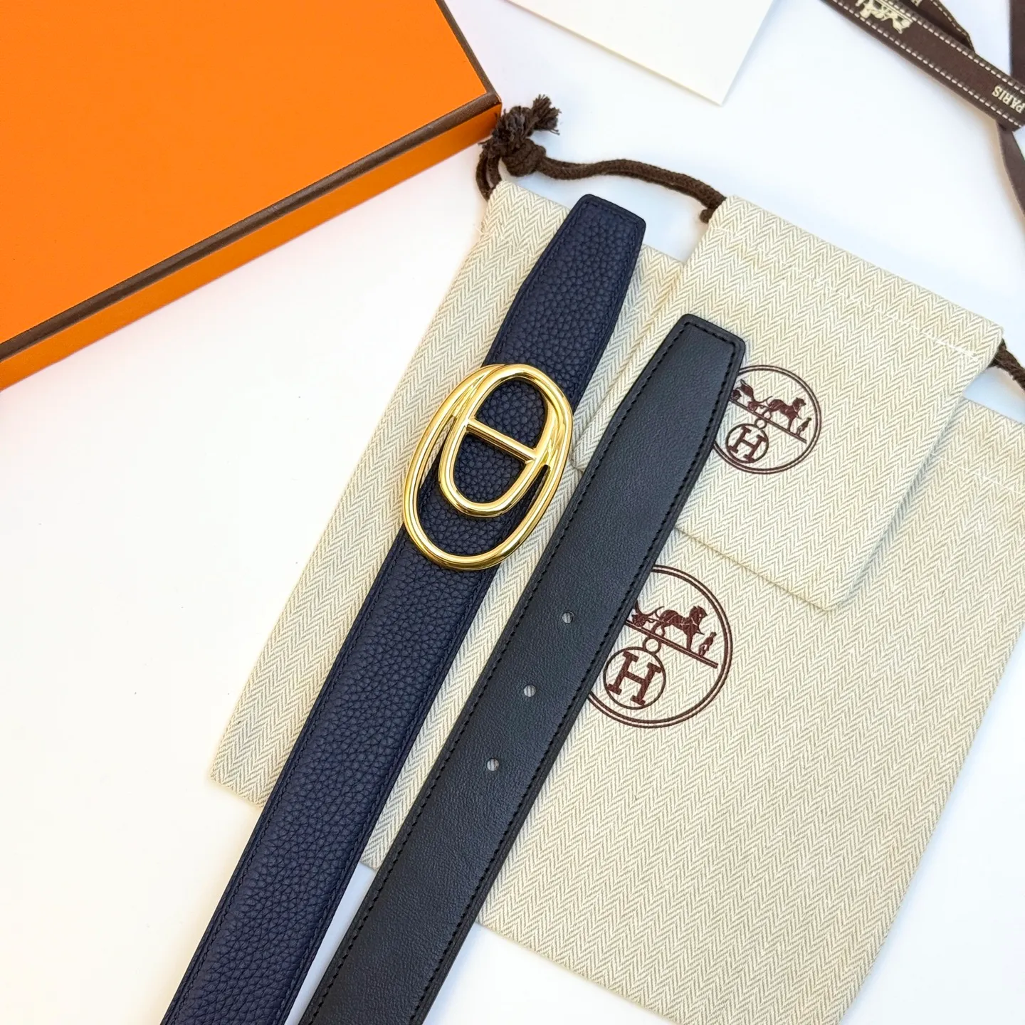❤️Odyssee Belt-Togo-32MM ❤️ 💰480💰Full package💰 💍Purchase level Hermès men's belts are highly respected for their exquisite craftsmanship, high-quality materials and classic designs, and are the top choice among men's fashion accessories. The most iconic design is the button with the "H" logo, which is simple, elegant and highly recognizable, suitable for business and leisure occasions. It is not only a practical accessory, but also a symbol of status and taste. Whether it is a business occasion or casual wear, it can add a sense of luxury and sophistication to the overall look.