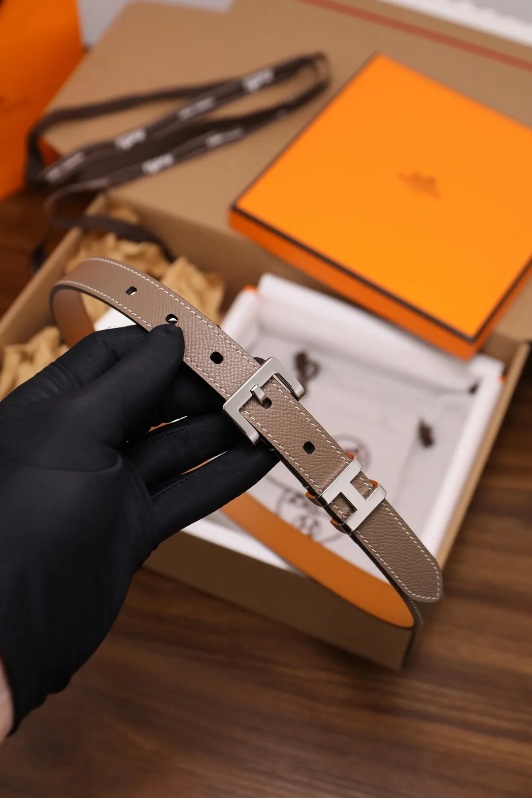 💰480💰Full package💰 💍Purchase level Hermès ⚡️🌹Ladies belt, width 2.0CM, top layer EP palm print calfskin with imported leather sole, fine workmanship, good quality. It's the perfect choice to pair with dresses and casual pants. Color; three colors, buckle: gold, silver, size: 90-110CM