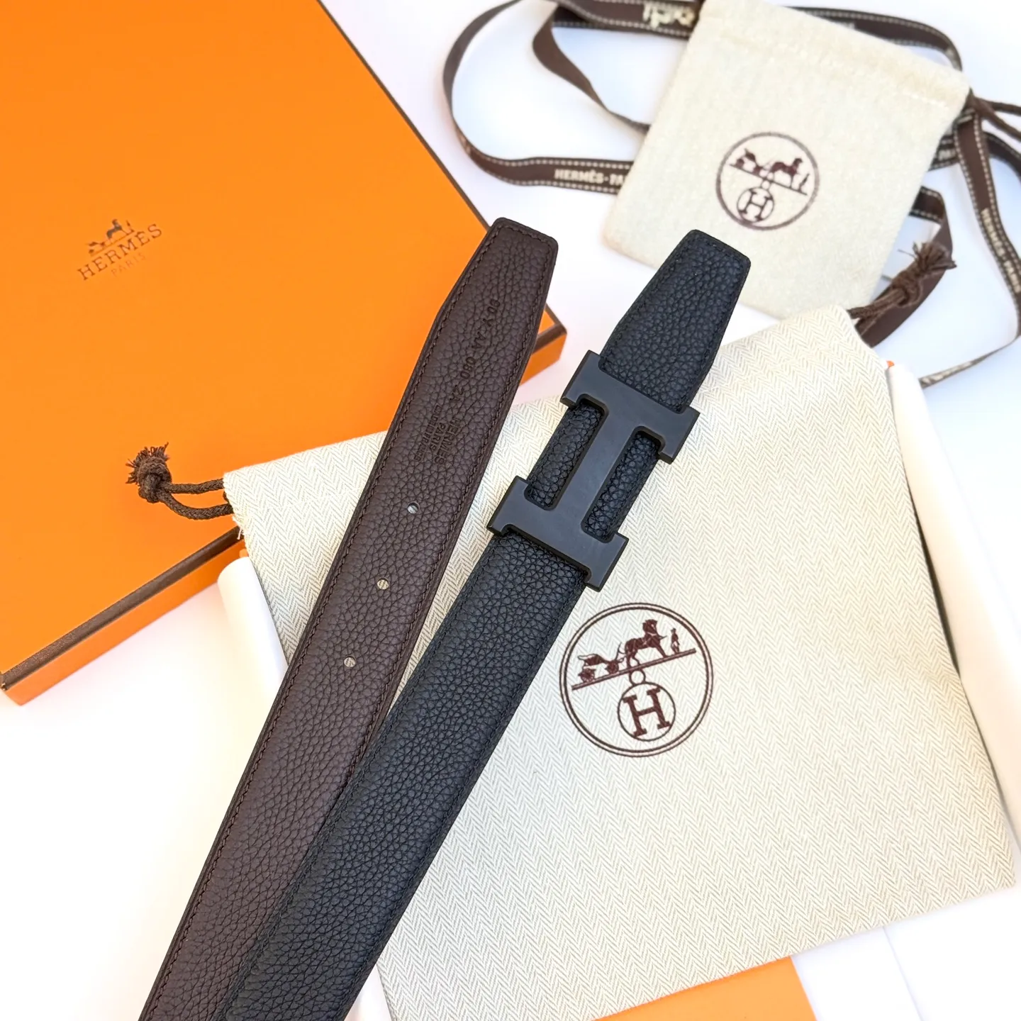 ❤️H 5382 Belt-Togo-32MM ❤️ 💰480💰Full package💰 💍Purchase level Hermès men's belts are highly respected for their exquisite craftsmanship, high-quality materials and classic designs, and are the top choice among men's fashion accessories. The most iconic design is the button with the "H" logo, which is simple, elegant and highly recognizable, suitable for business and leisure occasions. It is not only a practical accessory, but also a symbol of status and taste. Whether it is a business occasion or casual wear, it can add a sense of luxury and sophistication to the overall look.