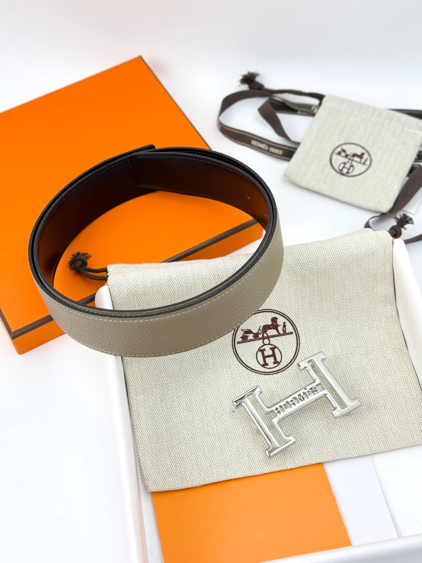 ❤️H 5382 Belt-Togo-38MM ❤️ 💰480💰Full package💰 💍Purchase level Hermès men's belts are highly respected for their exquisite craftsmanship, high-quality materials and classic designs, and are the top choice among men's fashion accessories. The most iconic design is the button with the "H" logo, which is simple, elegant and highly recognizable, suitable for business and leisure occasions. It is not only a practical accessory, but also a symbol of status and taste. Whether it is a business occasion or casual wear, it can add a sense of luxury and sophistication to the overall look.