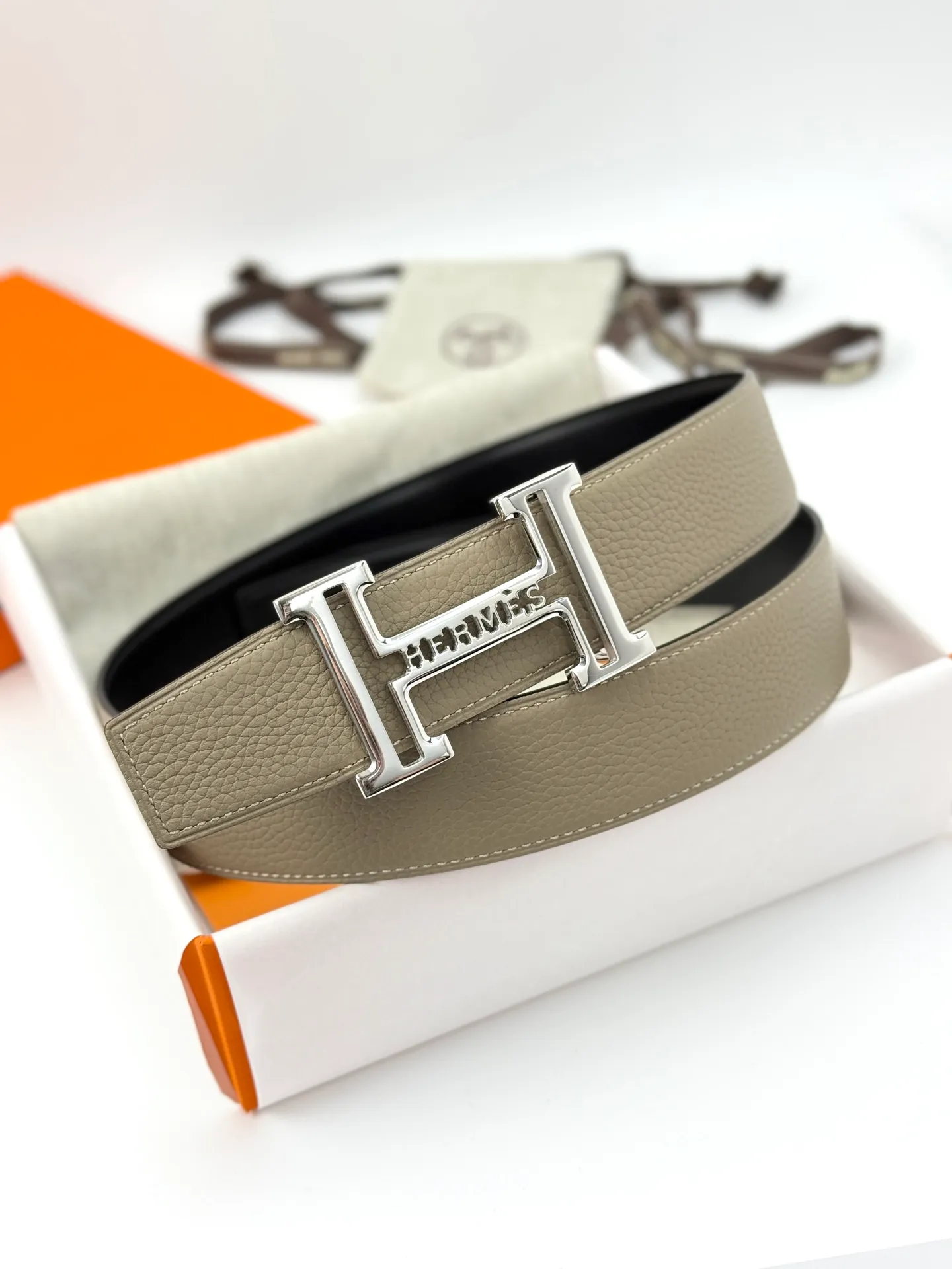 ❤️H 5382 Belt-Togo-38MM ❤️ 💰480💰Full package💰 💍Purchase level Hermès men's belts are highly respected for their exquisite craftsmanship, high-quality materials and classic designs, and are the top choice among men's fashion accessories. The most iconic design is the button with the "H" logo, which is simple, elegant and highly recognizable, suitable for business and leisure occasions. It is not only a practical accessory, but also a symbol of status and taste. Whether it is a business occasion or casual wear, it can add a sense of luxury and sophistication to the overall look.