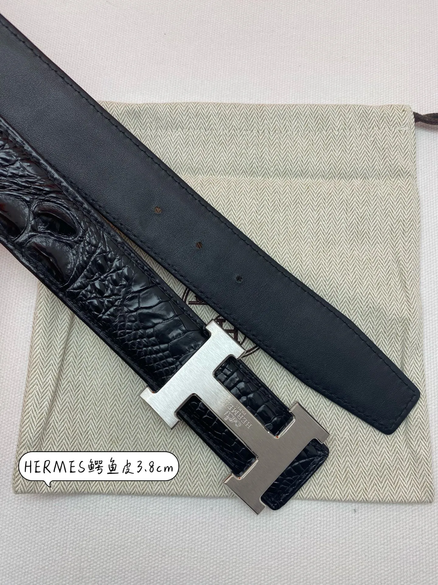 Hermes half-inch crocodile bone leather new stainless steel craftsman exquisite design, with crocodile double bone 🐊 high-end belt! Original base cowhide. Specially made for high-end people. Comes with high-end wooden box packaging. The first choice for holiday gifts is P800.