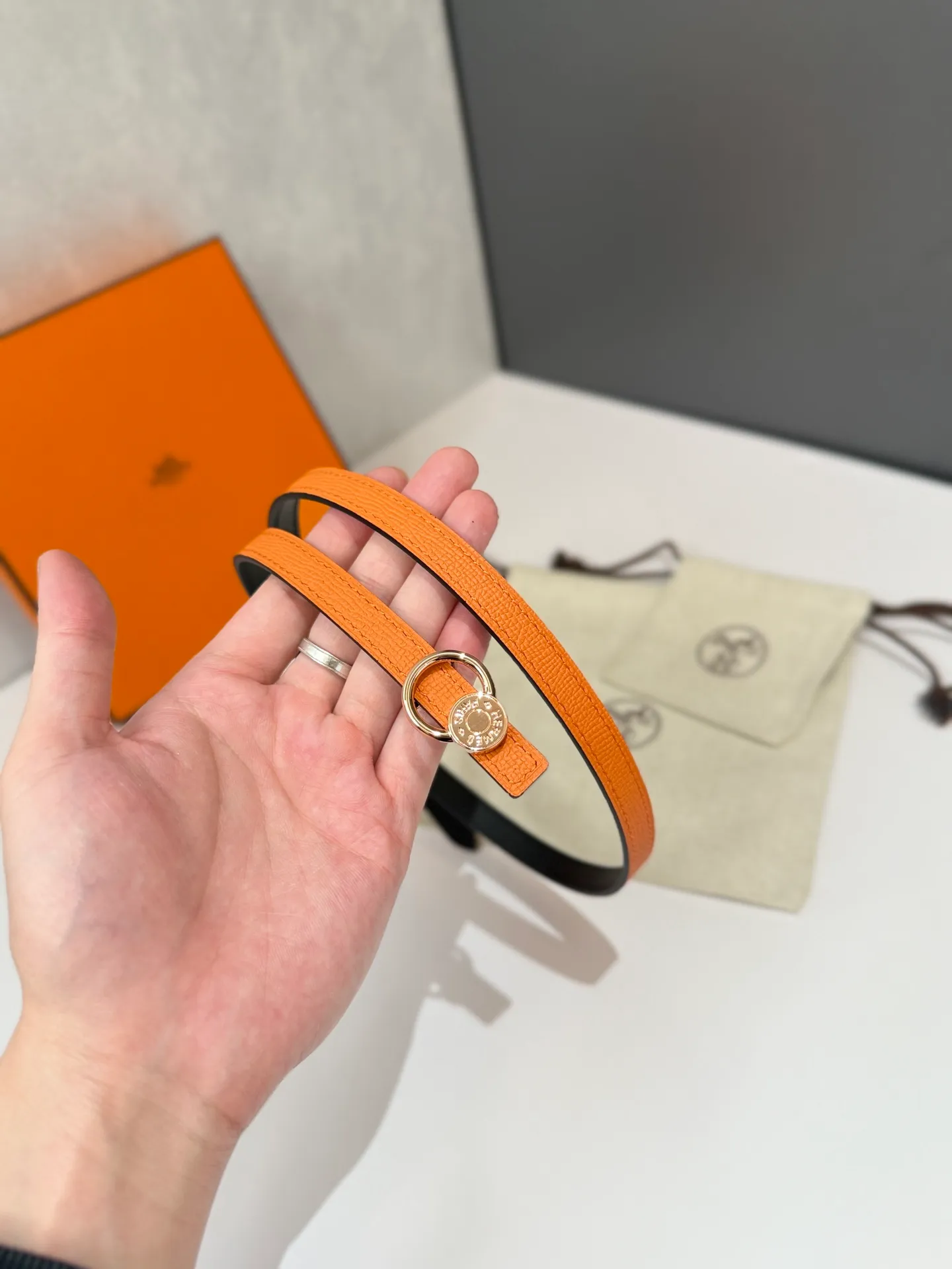 💰420💰Full package💰 💍Purchase level Hermès women's belts are famous for their high-quality materials, exquisite craftsmanship and classic design. It is not only a practical accessory, but also a symbol of taste and status. Whether it is daily wear or formal occasions, it can add highlights to the overall look. ❤️Width 13MM❤️