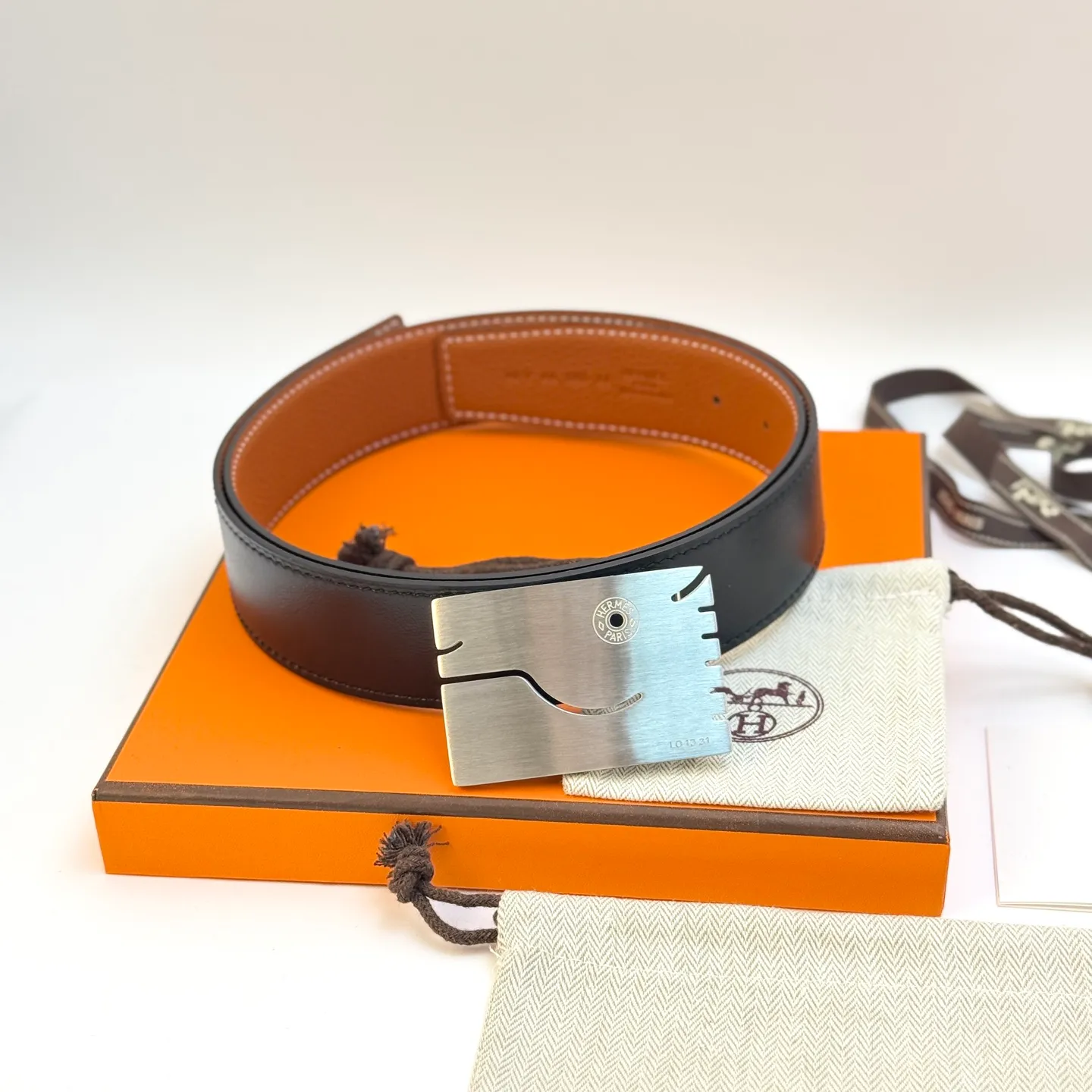 ❤️H 5382 Belt-Togo-38MM ❤️ 💰480💰Full package💰 💍Purchase level Hermès men's belts are highly respected for their exquisite craftsmanship, high-quality materials and classic designs, and are the top choice among men's fashion accessories. The most iconic design is the button with the "H" logo, which is simple, elegant and highly recognizable, suitable for business and leisure occasions. It is not only a practical accessory, but also a symbol of status and taste. Whether it is a business occasion or casual wear, it can add a sense of luxury and sophistication to the overall look.