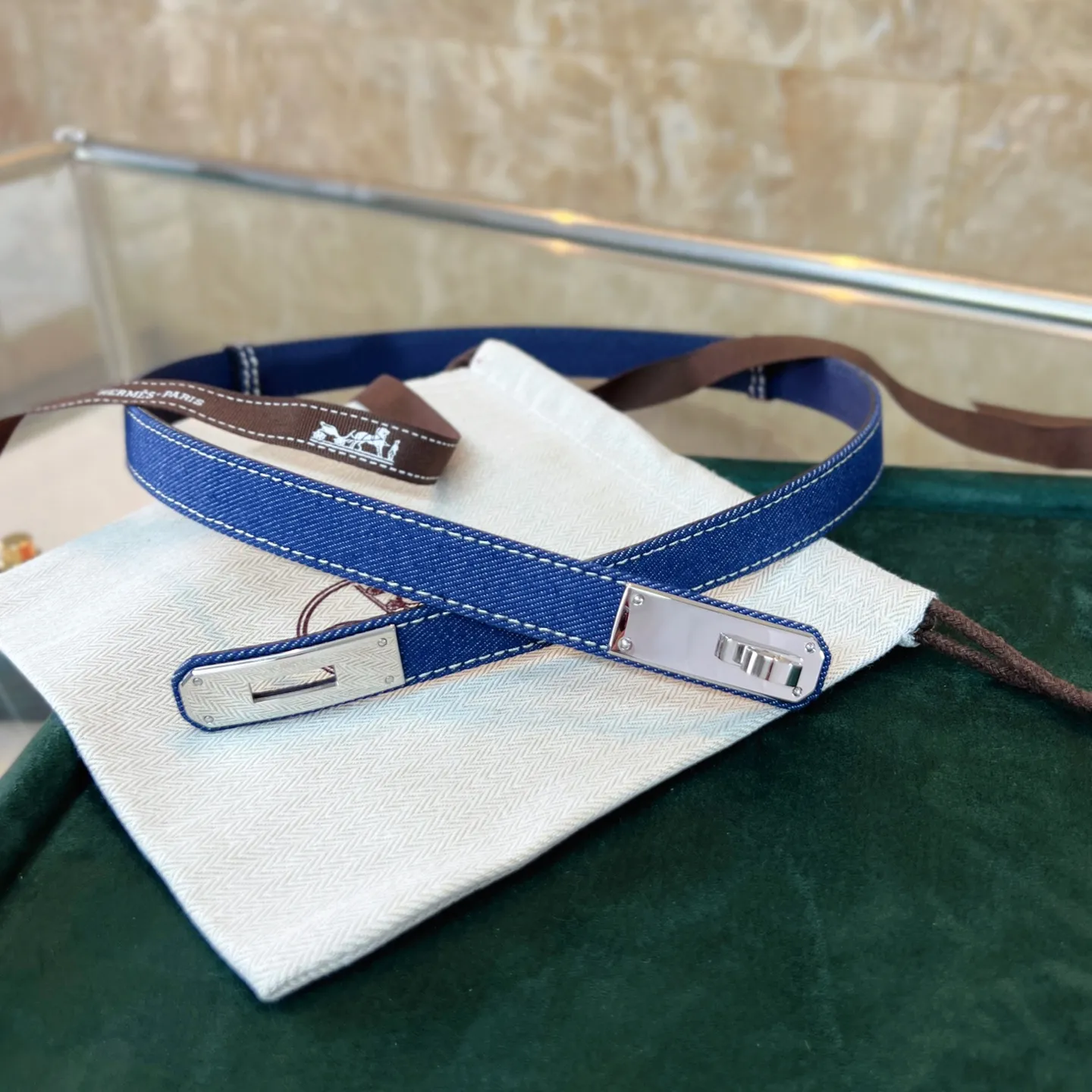 💰498💰Full package💰 💍Purchase grade Kelly Jean Hermès ⚡️Color Indigo/White/Navy Blue ⚡️Epsom calfskin and denim belt with palladium-plated Kelly belt buckle. With the clever adjustable design ⚡️ you can wear the belt around your waist or hips. Made in France.  ⚡️Width: 18mm | Adjustable size from 60cm to 100cm