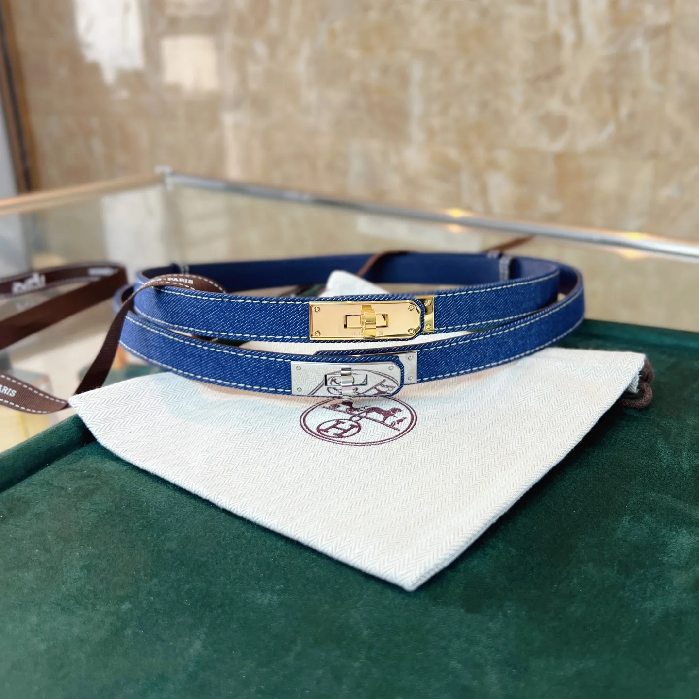 💰498💰Full package💰 💍Purchase grade Kelly Jean Hermès ⚡️Color Indigo/White/Navy Blue ⚡️Epsom calfskin and denim belt with palladium-plated Kelly belt buckle. With the clever adjustable design ⚡️ you can wear the belt around your waist or hips. Made in France.  ⚡️Width: 18mm | Adjustable size from 60cm to 100cm