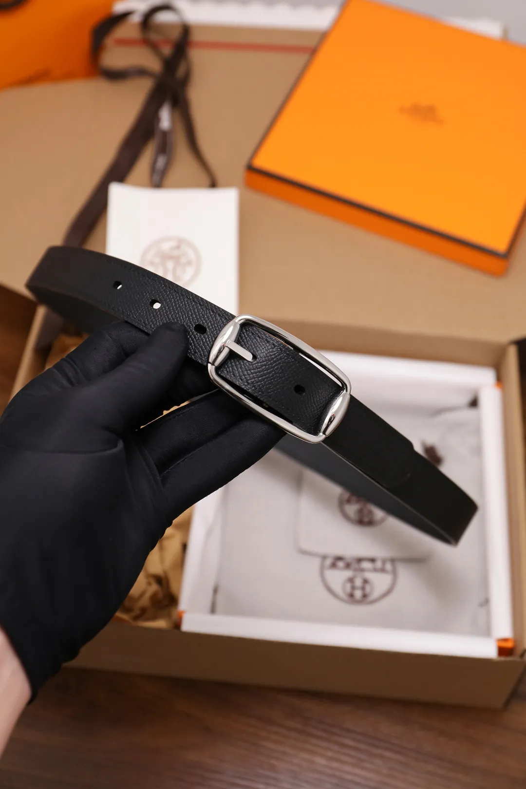 💰480💰Full package💰 💍Purchase level Hermès ⚡️🌹Latest spring and summer style Width 2.5CM Purely imported good leather, full-grain EP palm print leather, 2.0 thick calfskin base, no sandwich. The leather is soft and elastic, and the exquisitely designed belt can be used on both sides. Color: Black Elephant Gray Earthy Yellow Button: Gold Silver Size: 95-110cm