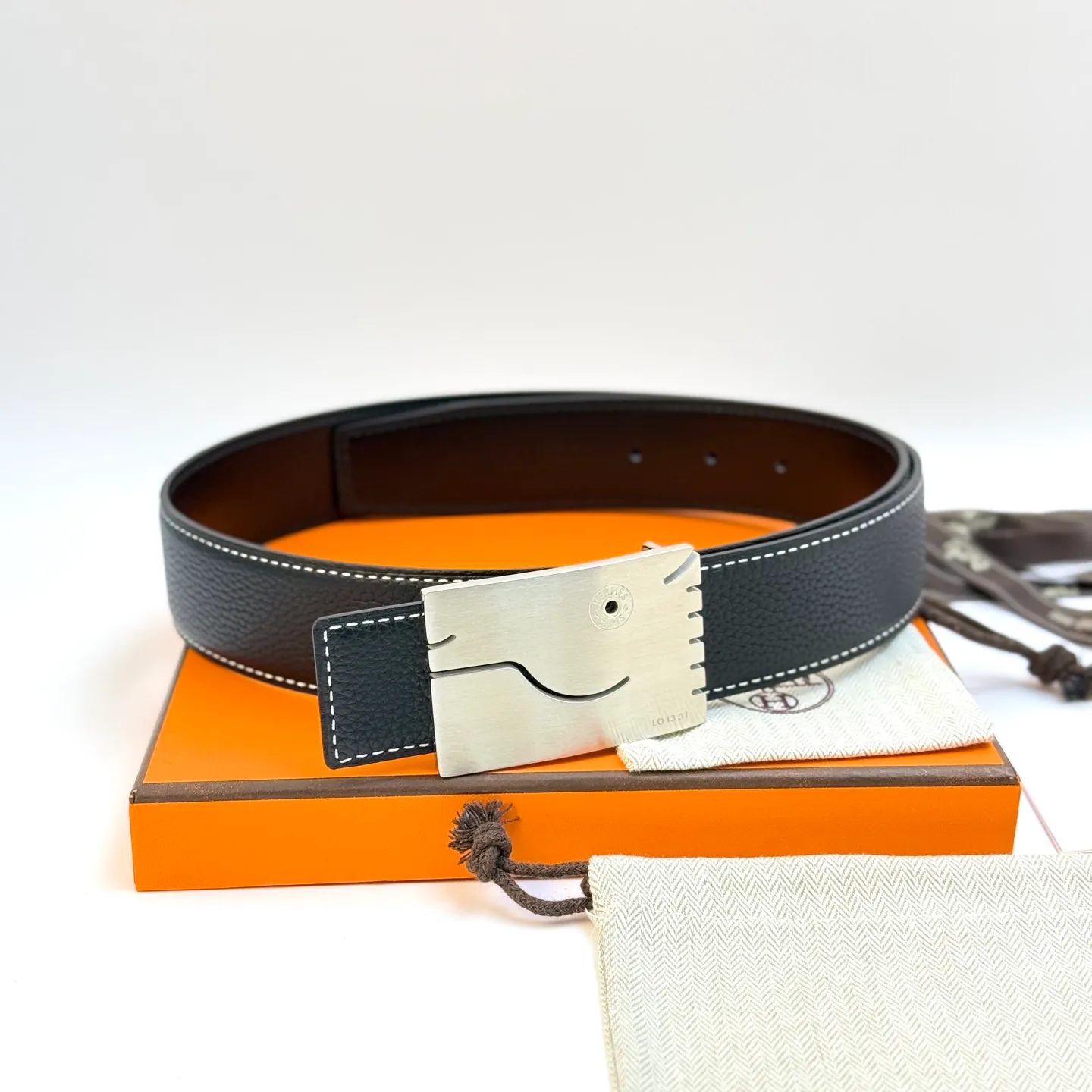 ❤️H 5382 Belt-Togo-38MM ❤️ 💰480💰Full package💰 💍Purchase level Hermès men's belts are highly respected for their exquisite craftsmanship, high-quality materials and classic designs, and are the top choice among men's fashion accessories. The most iconic design is the button with the "H" logo, which is simple, elegant and highly recognizable, suitable for business and leisure occasions. It is not only a practical accessory, but also a symbol of status and taste. Whether it is a business occasion or casual wear, it can add a sense of luxury and sophistication to the overall look.