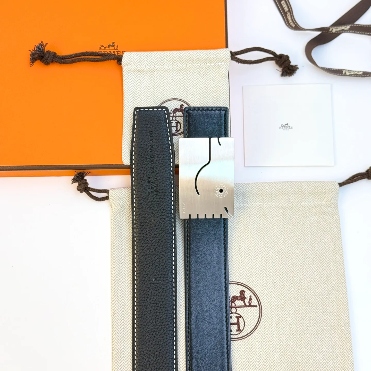❤️H 5382 Belt-Togo-38MM ❤️ 💰480💰Full package💰 💍Purchase level Hermès men's belts are highly respected for their exquisite craftsmanship, high-quality materials and classic designs, and are the top choice among men's fashion accessories. The most iconic design is the button with the "H" logo, which is simple, elegant and highly recognizable, suitable for business and leisure occasions. It is not only a practical accessory, but also a symbol of status and taste. Whether it is a business occasion or casual wear, it can add a sense of luxury and sophistication to the overall look.
