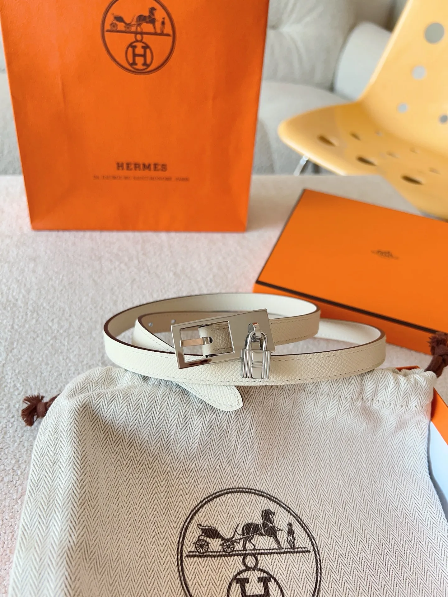 💰520💰Full set of packaging💰 💍Purchase level Hermes pin buckle series official website synchronized. Reversible leather belt in Swift and Epsom calfskin with metal belt buckle. The Lucky belt features a signature padlock that swings gracefully beneath the belt buckle, creating a fashionable accessory you won't want to put down. Belt width: 1.5cm