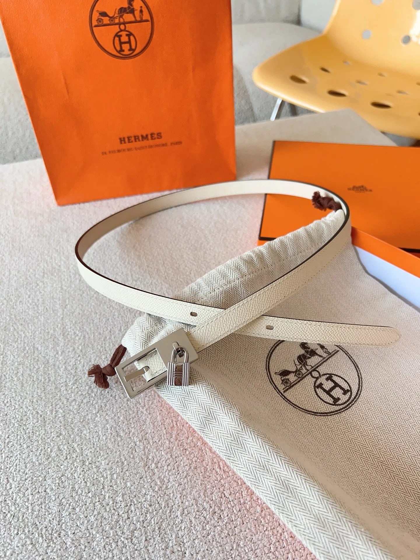 💰520💰Full set of packaging💰 💍Purchase level Hermes pin buckle series official website synchronized. Reversible leather belt in Swift and Epsom calfskin with metal belt buckle. The Lucky belt features a signature padlock that swings gracefully beneath the belt buckle, creating a fashionable accessory you won't want to put down. Belt width: 1.5cm