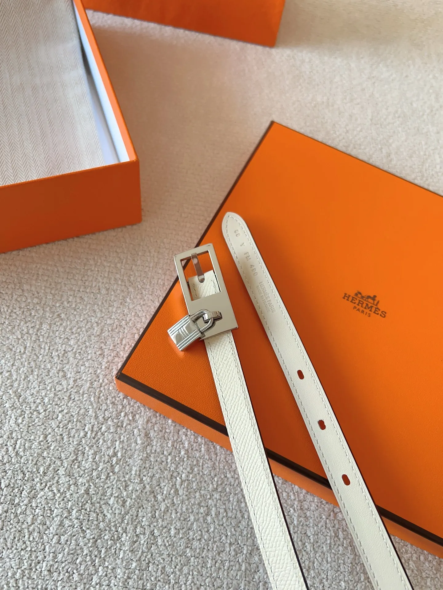 💰520💰Full set of packaging💰 💍Purchase level Hermes pin buckle series official website synchronized. Reversible leather belt in Swift and Epsom calfskin with metal belt buckle. The Lucky belt features a signature padlock that swings gracefully beneath the belt buckle, creating a fashionable accessory you won't want to put down. Belt width: 1.5cm