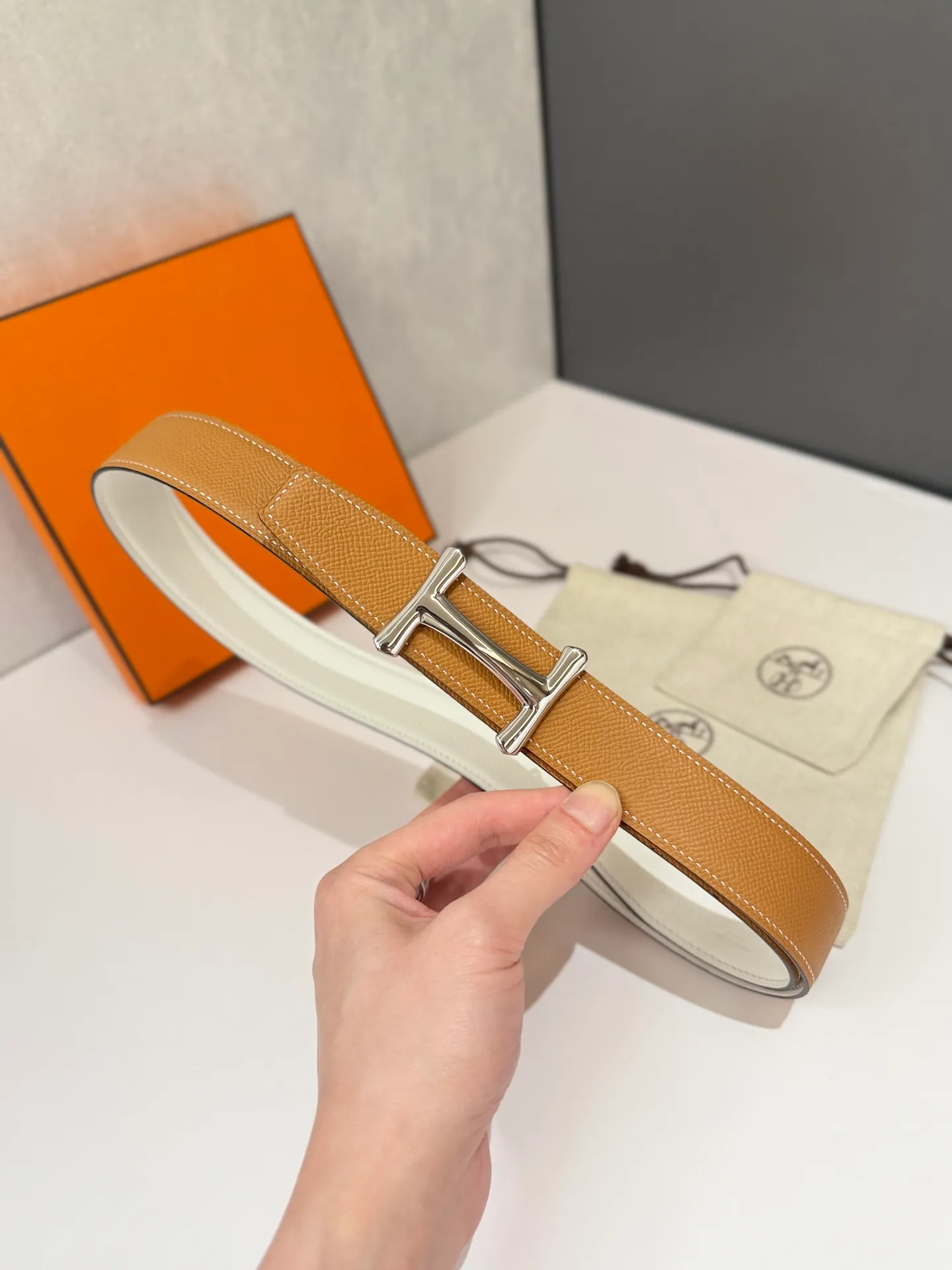💰480💰Full package💰 💍Purchase level Hermès men's belts are highly respected for their exquisite craftsmanship, high-quality materials and classic designs, and are the top choice among men's fashion accessories. The most iconic design is the button with the "H" logo, which is simple, elegant and highly recognizable, suitable for business and leisure occasions. It is not only a practical accessory, but also a symbol of status and taste. Whether it is a business occasion or casual wear, it can add a sense of luxury and sophistication to the overall look ❤️32MM❤️
