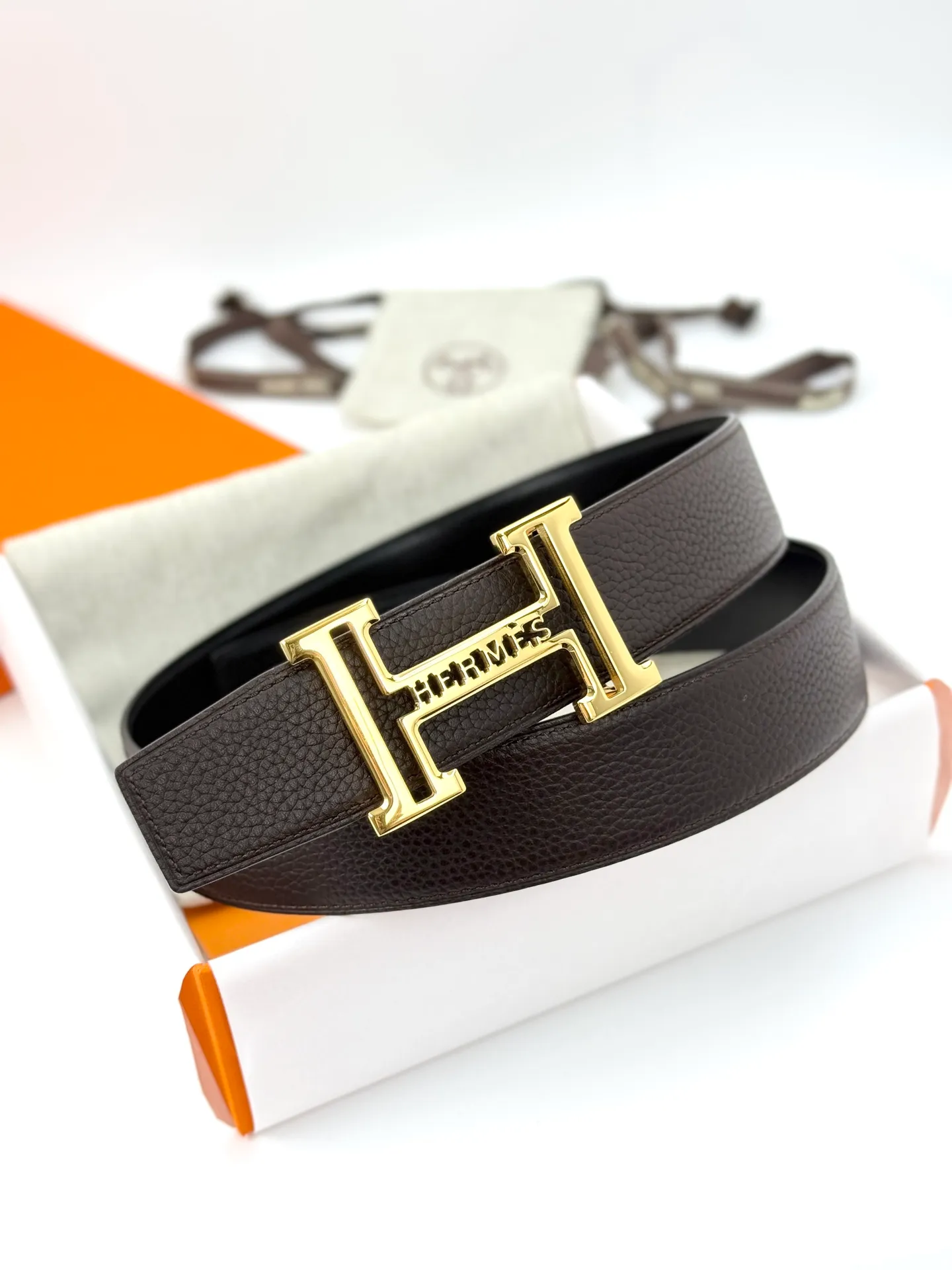 ❤️H 5382 Belt-Togo-38MM ❤️ 💰480💰Full package💰 💍Purchase level Hermès men's belts are highly respected for their exquisite craftsmanship, high-quality materials and classic designs, and are the top choice among men's fashion accessories. The most iconic design is the button with the "H" logo, which is simple, elegant and highly recognizable, suitable for business and leisure occasions. It is not only a practical accessory, but also a symbol of status and taste. Whether it is a business occasion or casual wear, it can add a sense of luxury and sophistication to the overall look.