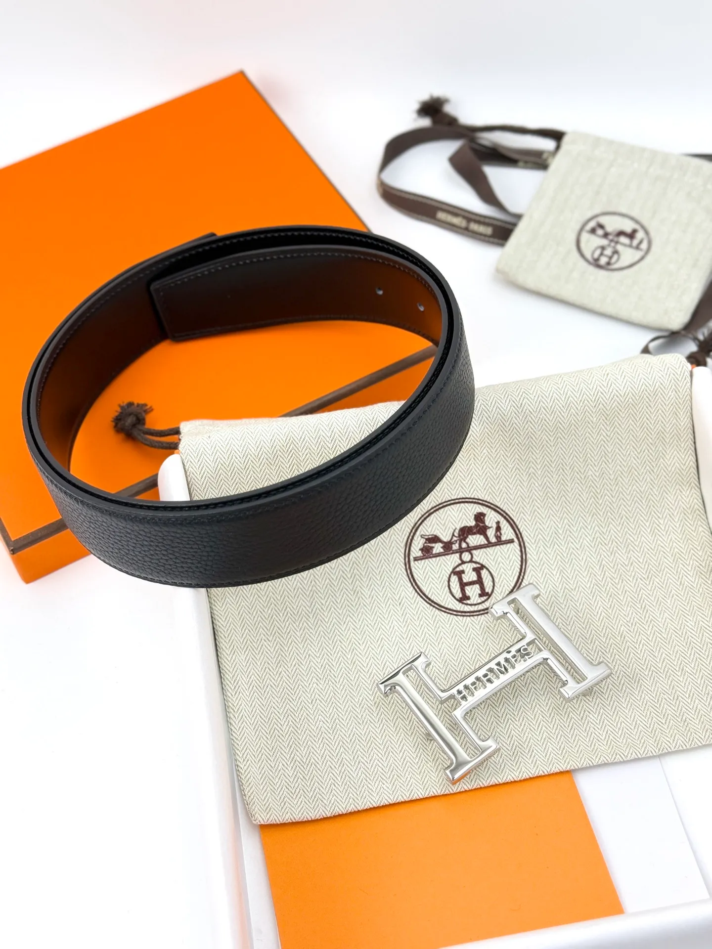 ❤️H 5382 Belt-Togo-38MM ❤️ 💰480💰Full package💰 💍Purchase level Hermès men's belts are highly respected for their exquisite craftsmanship, high-quality materials and classic designs, and are the top choice among men's fashion accessories. The most iconic design is the button with the "H" logo, which is simple, elegant and highly recognizable, suitable for business and leisure occasions. It is not only a practical accessory, but also a symbol of status and taste. Whether it is a business occasion or casual wear, it can add a sense of luxury and sophistication to the overall look.
