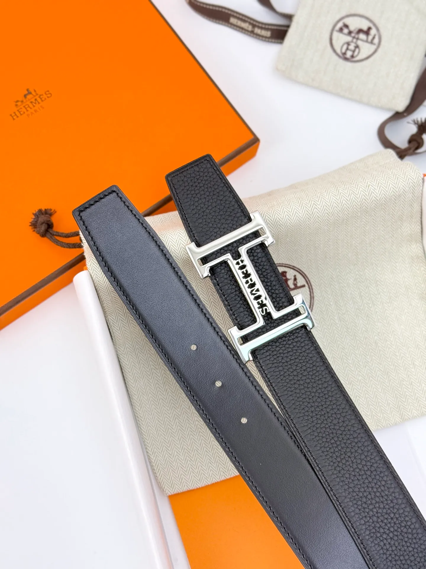 ❤️H 5382 Belt-Togo-38MM ❤️ 💰480💰Full package💰 💍Purchase level Hermès men's belts are highly respected for their exquisite craftsmanship, high-quality materials and classic designs, and are the top choice among men's fashion accessories. The most iconic design is the button with the "H" logo, which is simple, elegant and highly recognizable, suitable for business and leisure occasions. It is not only a practical accessory, but also a symbol of status and taste. Whether it is a business occasion or casual wear, it can add a sense of luxury and sophistication to the overall look.