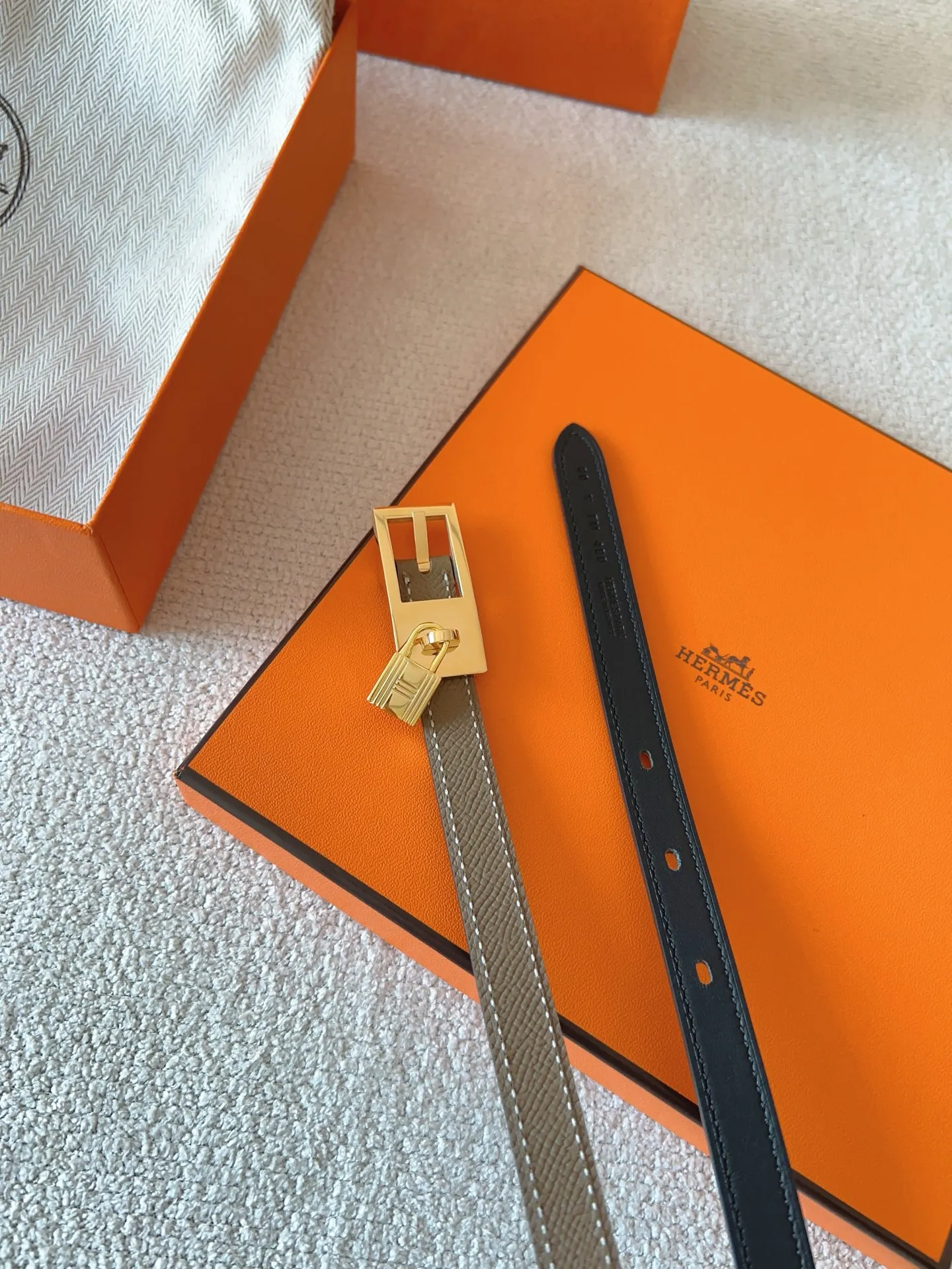 💰520💰Full set of packaging💰 💍Purchase level Hermes pin buckle series official website synchronized. Reversible leather belt in Swift and Epsom calfskin with metal belt buckle. The Lucky belt features a signature padlock that swings gracefully beneath the belt buckle, creating a fashionable accessory you won't want to put down. Belt width: 1.5cm