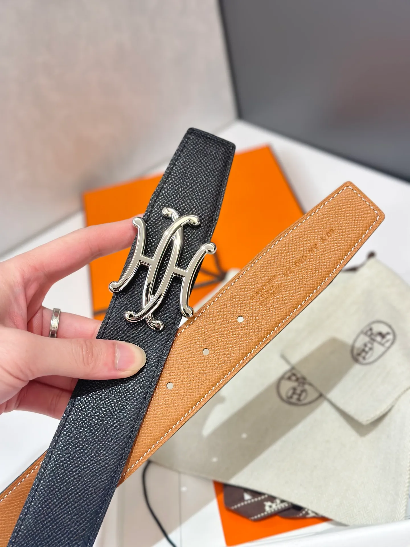 💰480💰Full package💰 💍Purchase level Hermès men's belts are highly respected for their exquisite craftsmanship, high-quality materials and classic designs, and are the top choice among men's fashion accessories. The most iconic design is the button with the "H" logo, which is simple, elegant and highly recognizable, suitable for business and leisure occasions. It is not only a practical accessory, but also a symbol of status and taste. Whether it is for business occasions or casual wear, it can add a sense of luxury and sophistication to the overall look.