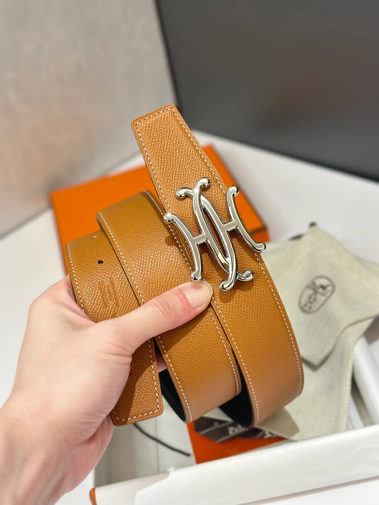💰480💰Full package💰 💍Purchase level Hermès men's belts are highly respected for their exquisite craftsmanship, high-quality materials and classic designs, and are the top choice among men's fashion accessories. The most iconic design is the button with the "H" logo, which is simple, elegant and highly recognizable, suitable for business and leisure occasions. It is not only a practical accessory, but also a symbol of status and taste. Whether it is for business occasions or casual wear, it can add a sense of luxury and sophistication to the overall look.