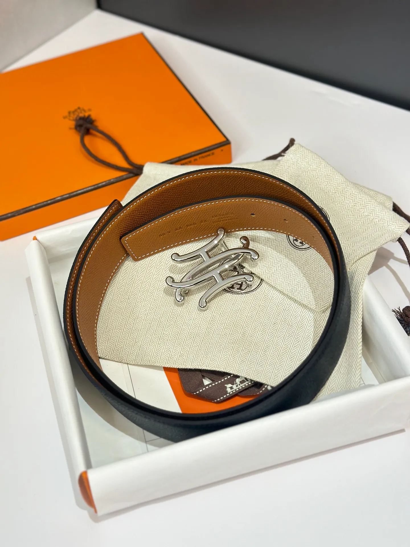 💰480💰Full package💰 💍Purchase level Hermès men's belts are highly respected for their exquisite craftsmanship, high-quality materials and classic designs, and are the top choice among men's fashion accessories. The most iconic design is the button with the "H" logo, which is simple, elegant and highly recognizable, suitable for business and leisure occasions. It is not only a practical accessory, but also a symbol of status and taste. Whether it is for business occasions or casual wear, it can add a sense of luxury and sophistication to the overall look.