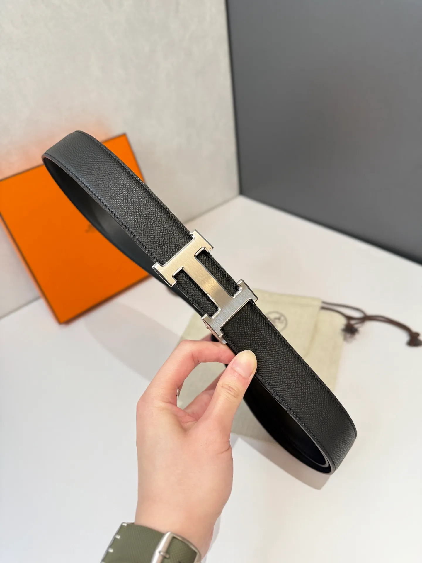 💰460💰Full package💰 💍Purchase level Hermès belt is one of the classic accessories of the luxury brand Hermès, famous for its high-quality leather, exquisite craftsmanship and iconic design. Automatic smooth buckle belt, stainless steel hardware, matching original leather belt body, adjustable length