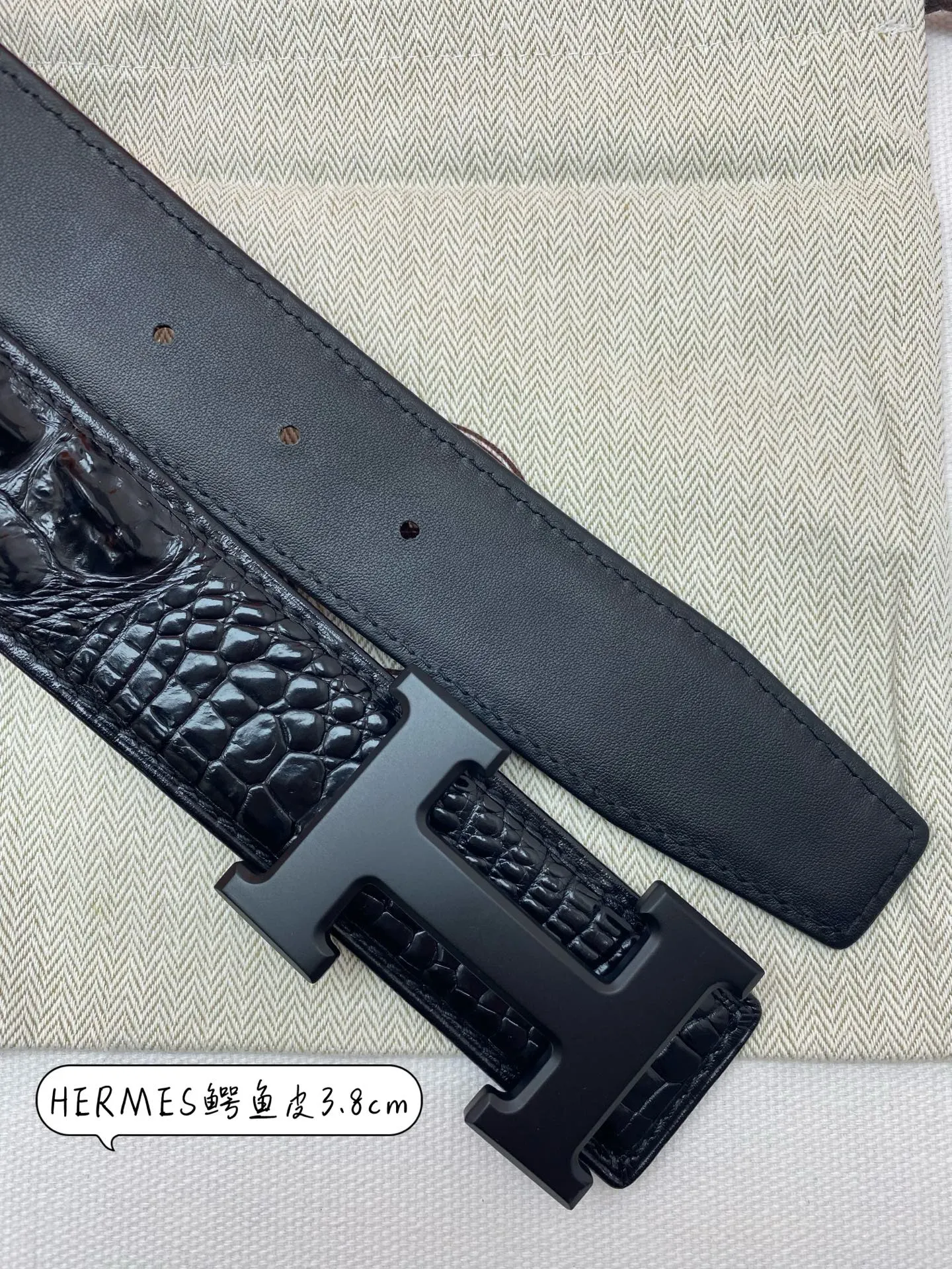 Hermes half-inch crocodile bone leather new stainless steel craftsman exquisite design, with crocodile double bone 🐊 high-end belt! Original base cowhide. Specially made for high-end people. Comes with high-end wooden box packaging. The first choice for holiday gifts is P800.