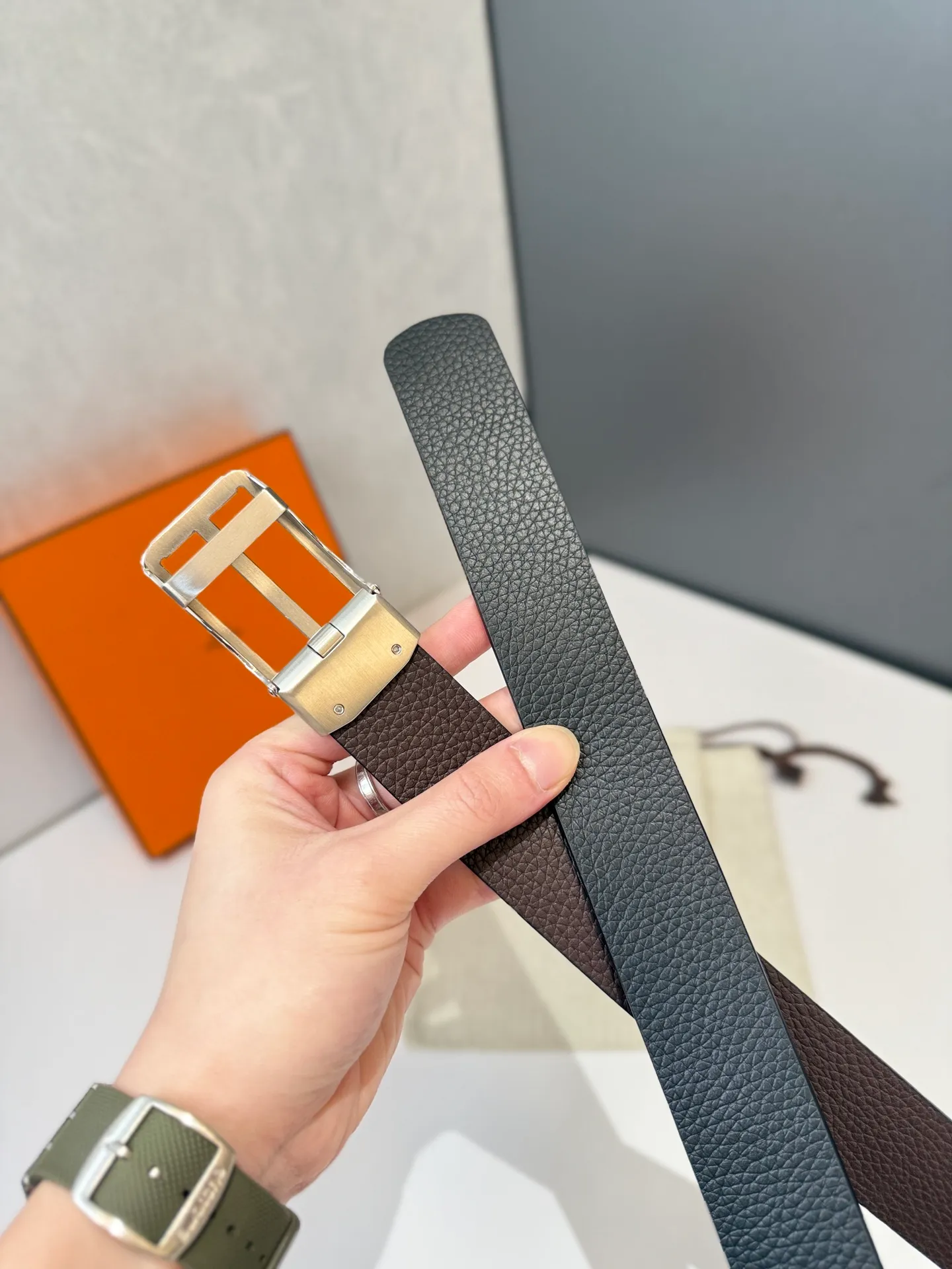 💰460💰Full package💰 💍Purchase level Hermès belt is one of the classic accessories of the luxury brand Hermès, famous for its high-quality leather, exquisite craftsmanship and iconic design. Automatic smooth buckle belt, stainless steel hardware, matching original leather belt body, adjustable length