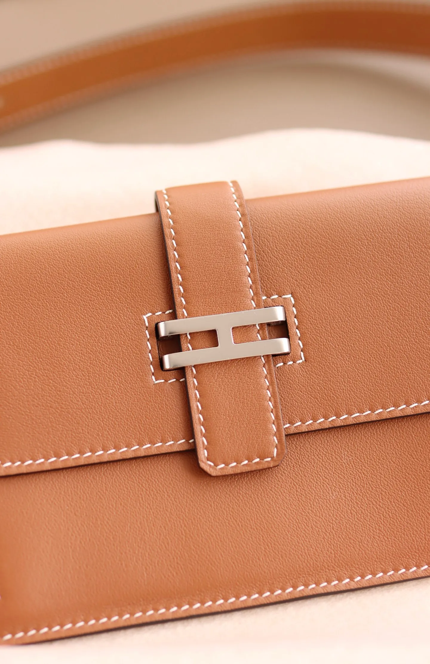 💰3320💰Full set of packaging💰 💍 HERMES original leather handmade ⚡️🌹waist bag/golden brown Elan Pocket 24～belt/size can hold Max large mobile phone, lipstick💄, ID, passport. In addition to being used as a waist bag, it can also be used as a cross-body bag and a chest bag. The size M leather is about 28-31 inches. There is room for length and you can punch holes if needed.