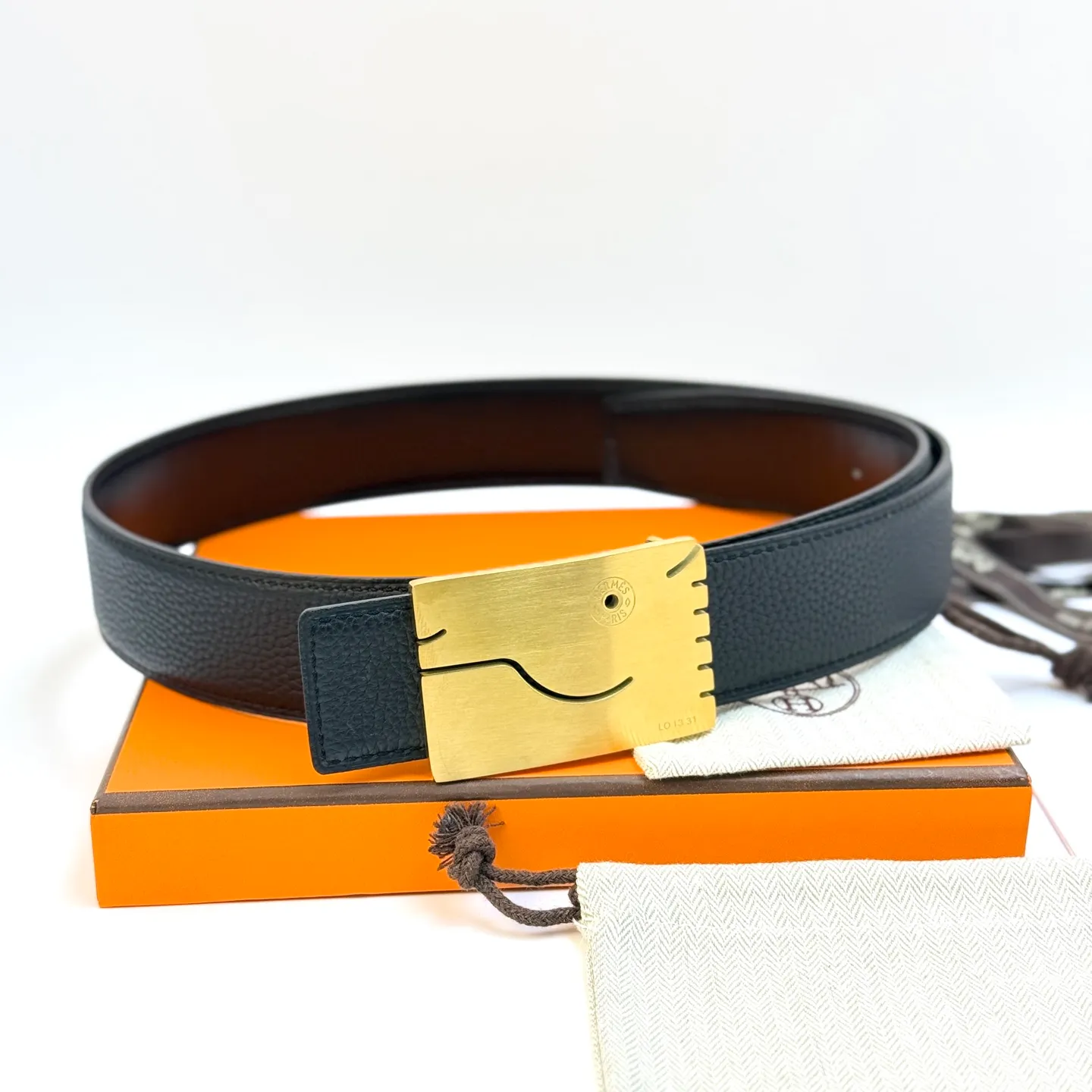 ❤️H 5382 Belt-Togo-38MM ❤️ 💰480💰Full package💰 💍Purchase level Hermès men's belts are highly respected for their exquisite craftsmanship, high-quality materials and classic designs, and are the top choice among men's fashion accessories. The most iconic design is the button with the "H" logo, which is simple, elegant and highly recognizable, suitable for business and leisure occasions. It is not only a practical accessory, but also a symbol of status and taste. Whether it is a business occasion or casual wear, it can add a sense of luxury and sophistication to the overall look.
