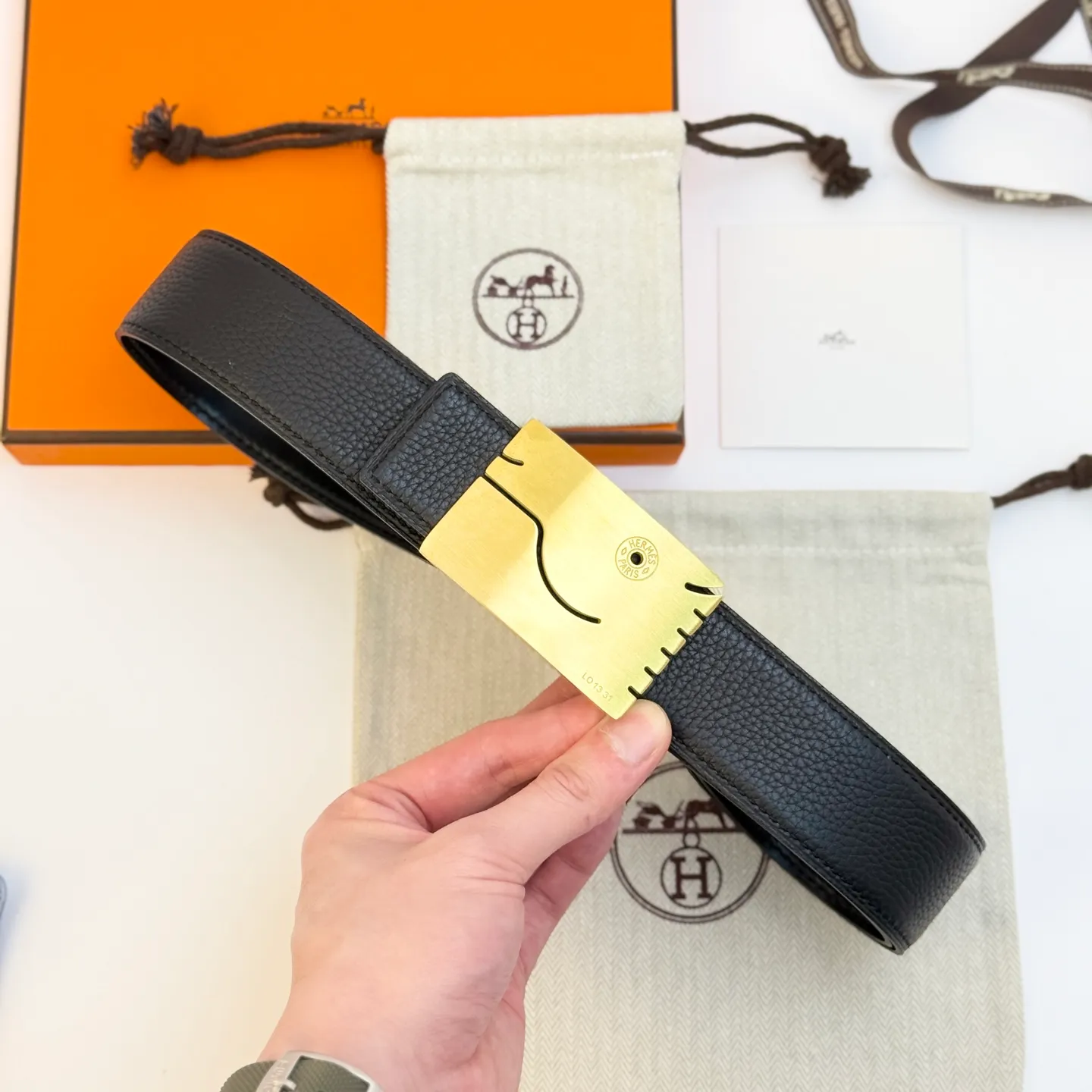❤️H 5382 Belt-Togo-38MM ❤️ 💰480💰Full package💰 💍Purchase level Hermès men's belts are highly respected for their exquisite craftsmanship, high-quality materials and classic designs, and are the top choice among men's fashion accessories. The most iconic design is the button with the "H" logo, which is simple, elegant and highly recognizable, suitable for business and leisure occasions. It is not only a practical accessory, but also a symbol of status and taste. Whether it is a business occasion or casual wear, it can add a sense of luxury and sophistication to the overall look.