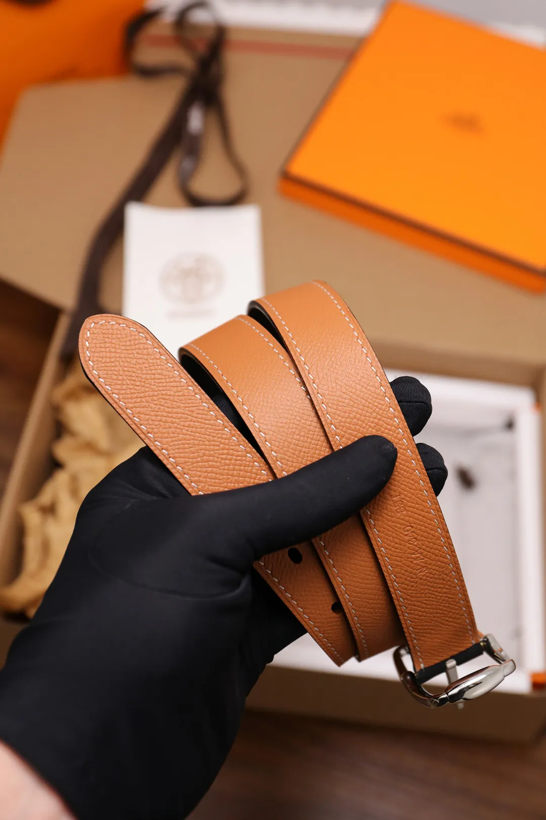 💰480💰Full package💰 💍Purchase level Hermès ⚡️🌹Latest spring and summer style Width 2.5CM Purely imported good leather, full-grain EP palm print leather, 2.0 thick calfskin base, no sandwich. The leather is soft and elastic, and the exquisitely designed belt can be used on both sides. Color: Black Elephant Gray Earthy Yellow Button: Gold Silver Size: 95-110cm