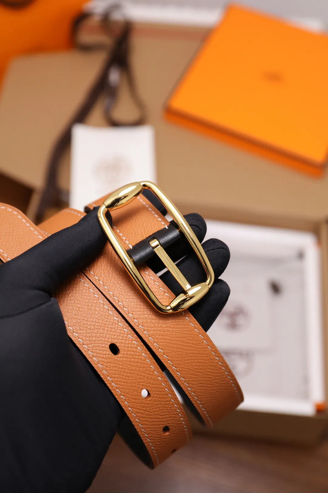 💰480💰Full package💰 💍Purchase level Hermès ⚡️🌹Latest spring and summer style Width 2.5CM Purely imported good leather, full-grain EP palm print leather, 2.0 thick calfskin base, no sandwich. The leather is soft and elastic, and the exquisitely designed belt can be used on both sides. Color: Black Elephant Gray Earthy Yellow Button: Gold Silver Size: 95-110cm