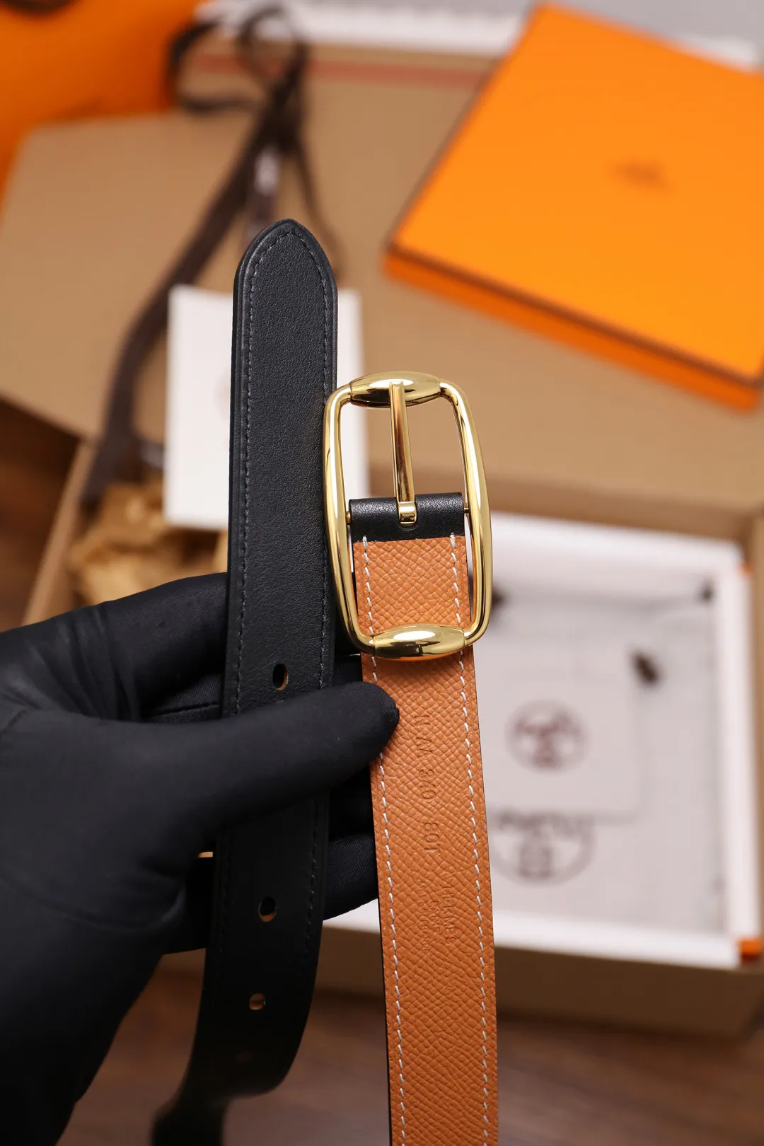 💰480💰Full package💰 💍Purchase level Hermès ⚡️🌹Latest spring and summer style Width 2.5CM Purely imported good leather, full-grain EP palm print leather, 2.0 thick calfskin base, no sandwich. The leather is soft and elastic, and the exquisitely designed belt can be used on both sides. Color: Black Elephant Gray Earthy Yellow Button: Gold Silver Size: 95-110cm