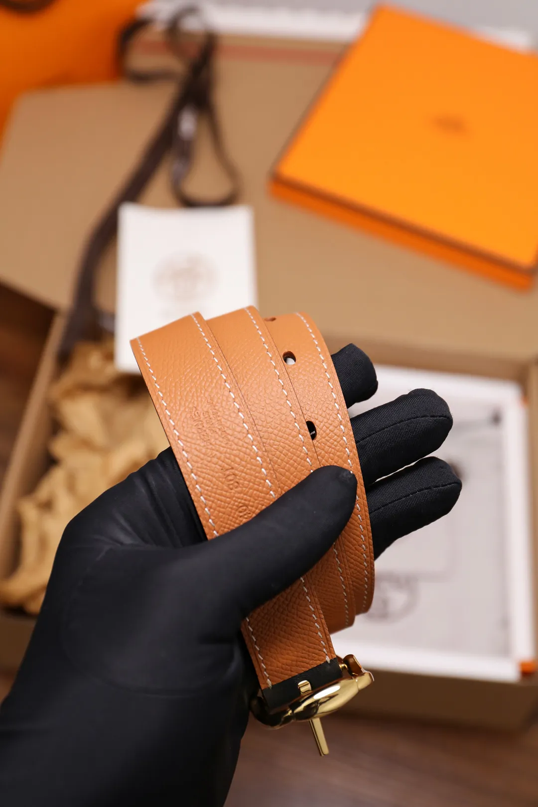 💰480💰Full package💰 💍Purchase level Hermès ⚡️🌹Latest spring and summer style Width 2.5CM Purely imported good leather, full-grain EP palm print leather, 2.0 thick calfskin base, no sandwich. The leather is soft and elastic, and the exquisitely designed belt can be used on both sides. Color: Black Elephant Gray Earthy Yellow Button: Gold Silver Size: 95-110cm