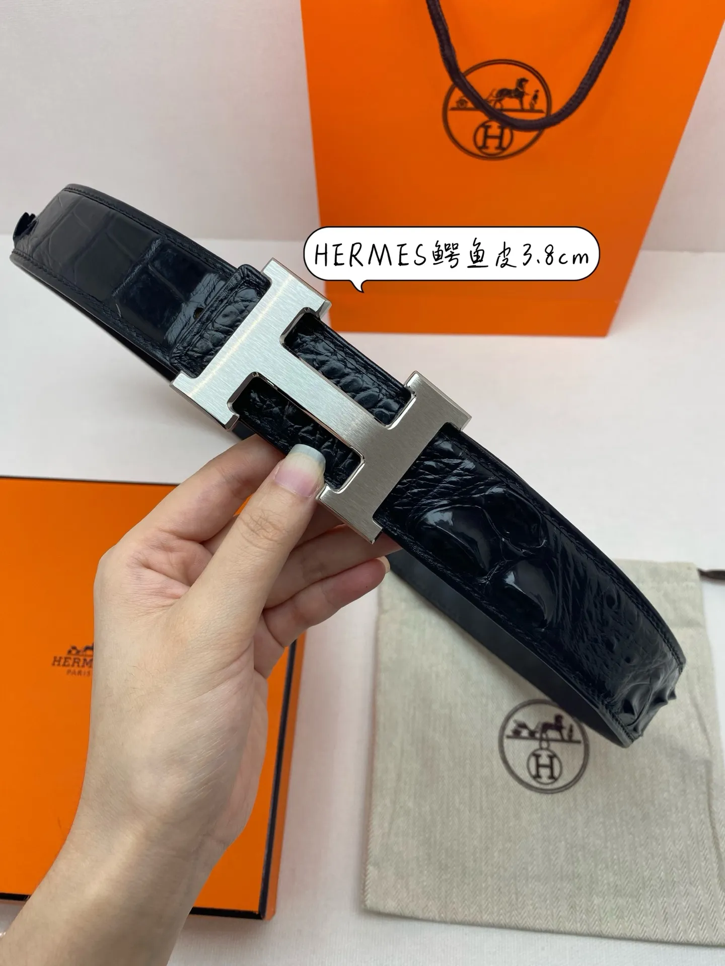 Hermes half-inch crocodile bone leather new stainless steel craftsman exquisite design, with crocodile double bone 🐊 high-end belt! Original base cowhide. Specially made for high-end people. Comes with high-end wooden box packaging. The first choice for holiday gifts is P800.