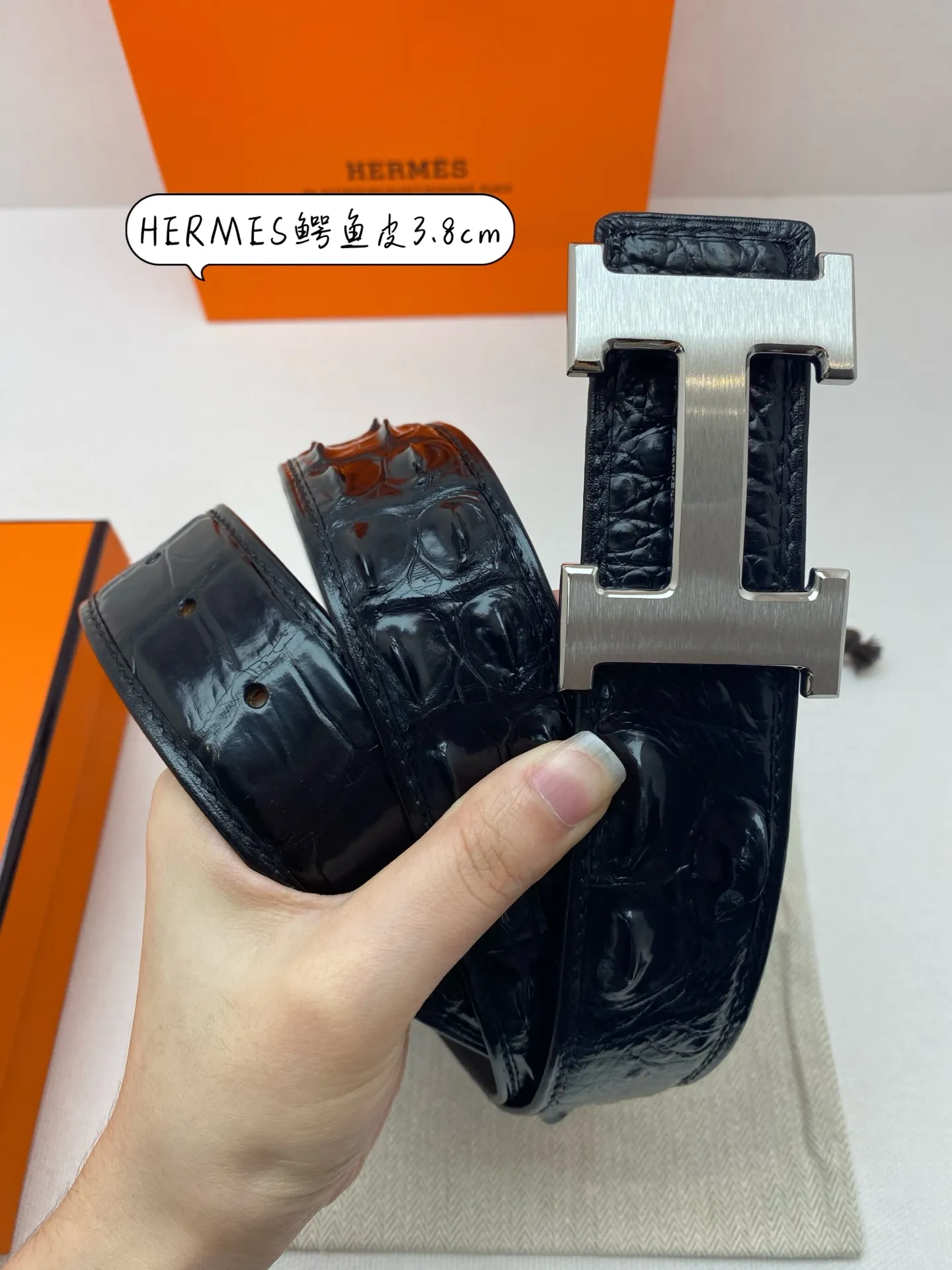 Hermes half-inch crocodile bone leather new stainless steel craftsman exquisite design, with crocodile double bone 🐊 high-end belt! Original base cowhide. Specially made for high-end people. Comes with high-end wooden box packaging. The first choice for holiday gifts is P800.