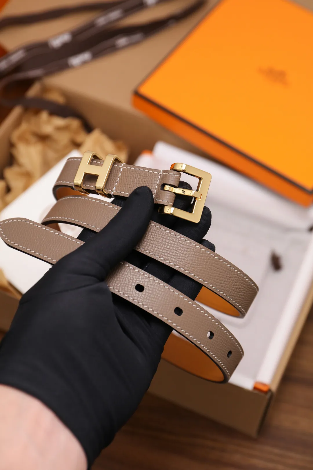 💰480💰Full package💰 💍Purchase level Hermès ⚡️🌹Ladies belt, width 2.0CM, top layer EP palm print calfskin with imported leather sole, fine workmanship, good quality. It's the perfect choice to pair with dresses and casual pants. Color; three colors, buckle: gold, silver, size: 90-110CM